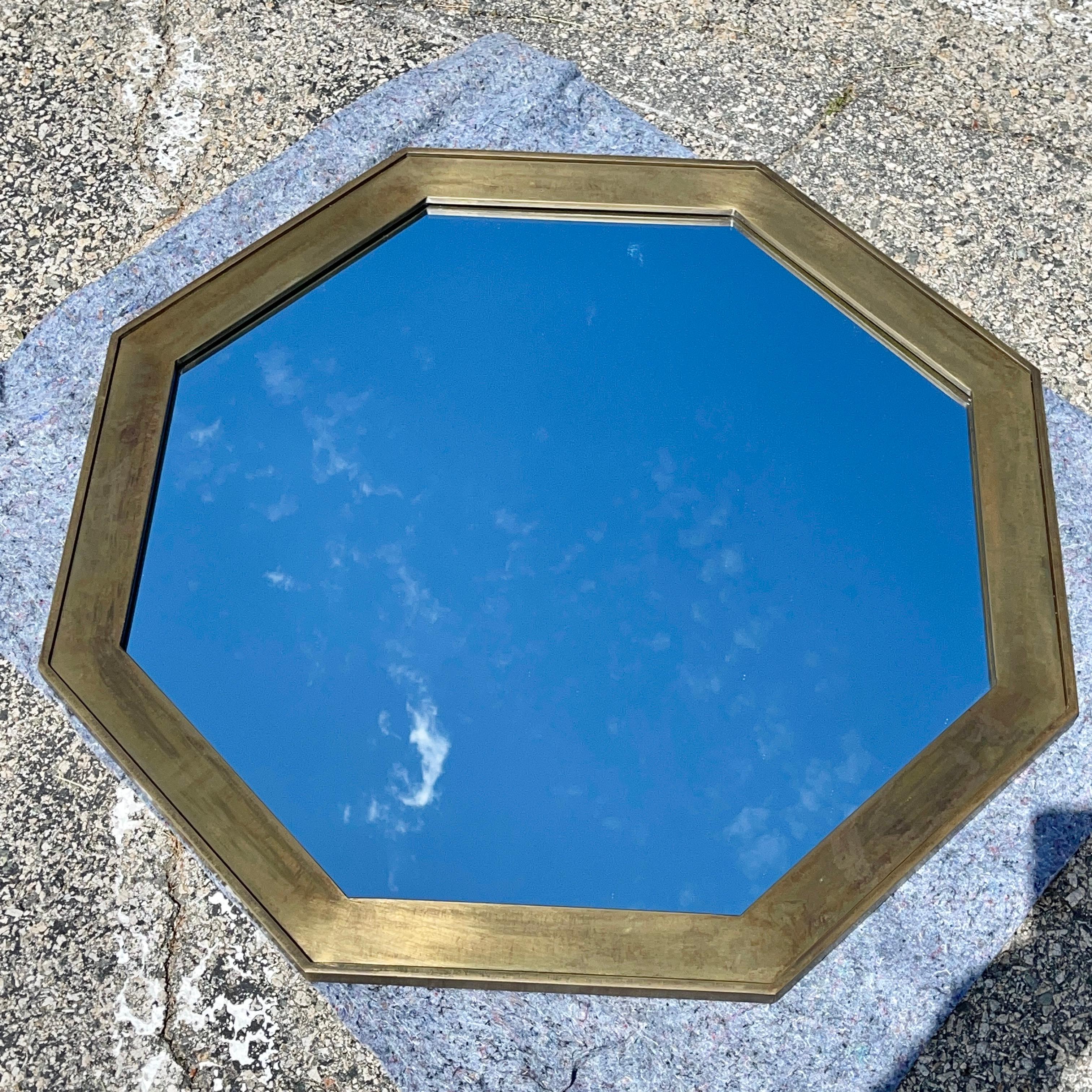 Pareja de espejos octogonales de latón de Widdicomb en venta 3