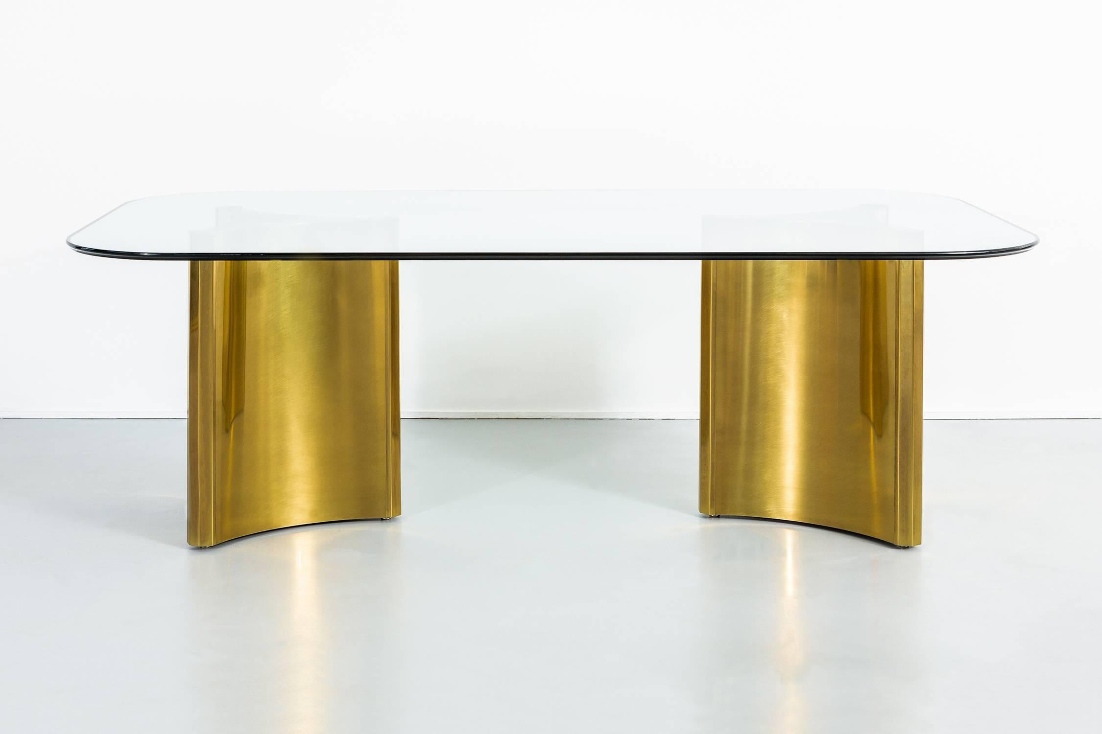 “Trilobi” double pedestal table

by Mastercraft

USA, circa 1970s

Brass and glass

Measure: Pedestals 27 ¾” H x 20 9/16” W x 18 ¾” D

table 28 ¾” H x 84” W x 48” D

glass 1” H x 84” W x 48” D.