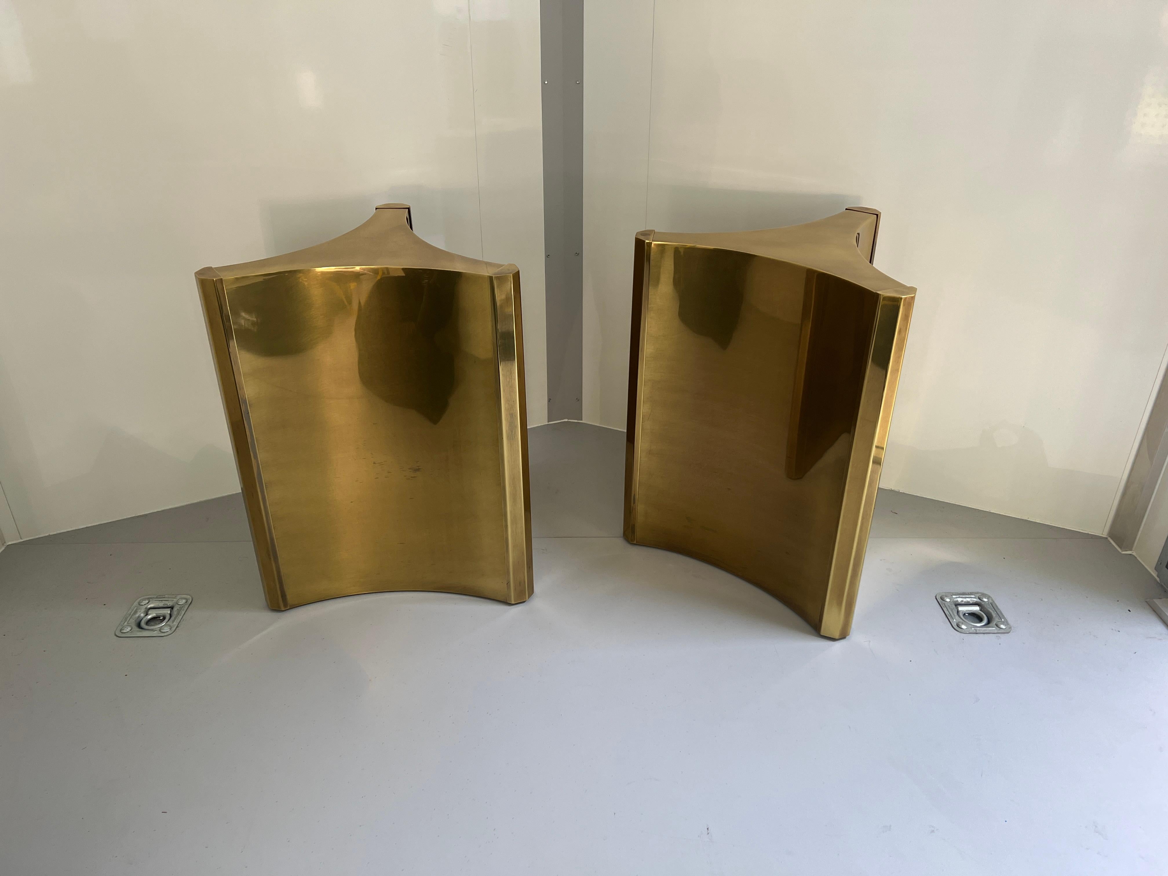 Mid-Century Modern Mastercraft Brass 'Trilobi' Triangular Dining Table or Desk Bases, circa 1970 en vente