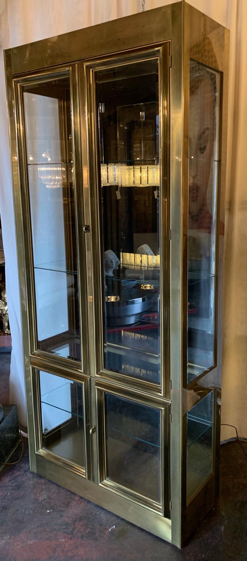 Mastercraft brass vitrine/display cabinet with four doors and glass shelves with two lights. U.S.A. 1970.
Mastercraft (Manufacture)
William Doezema (Designer).