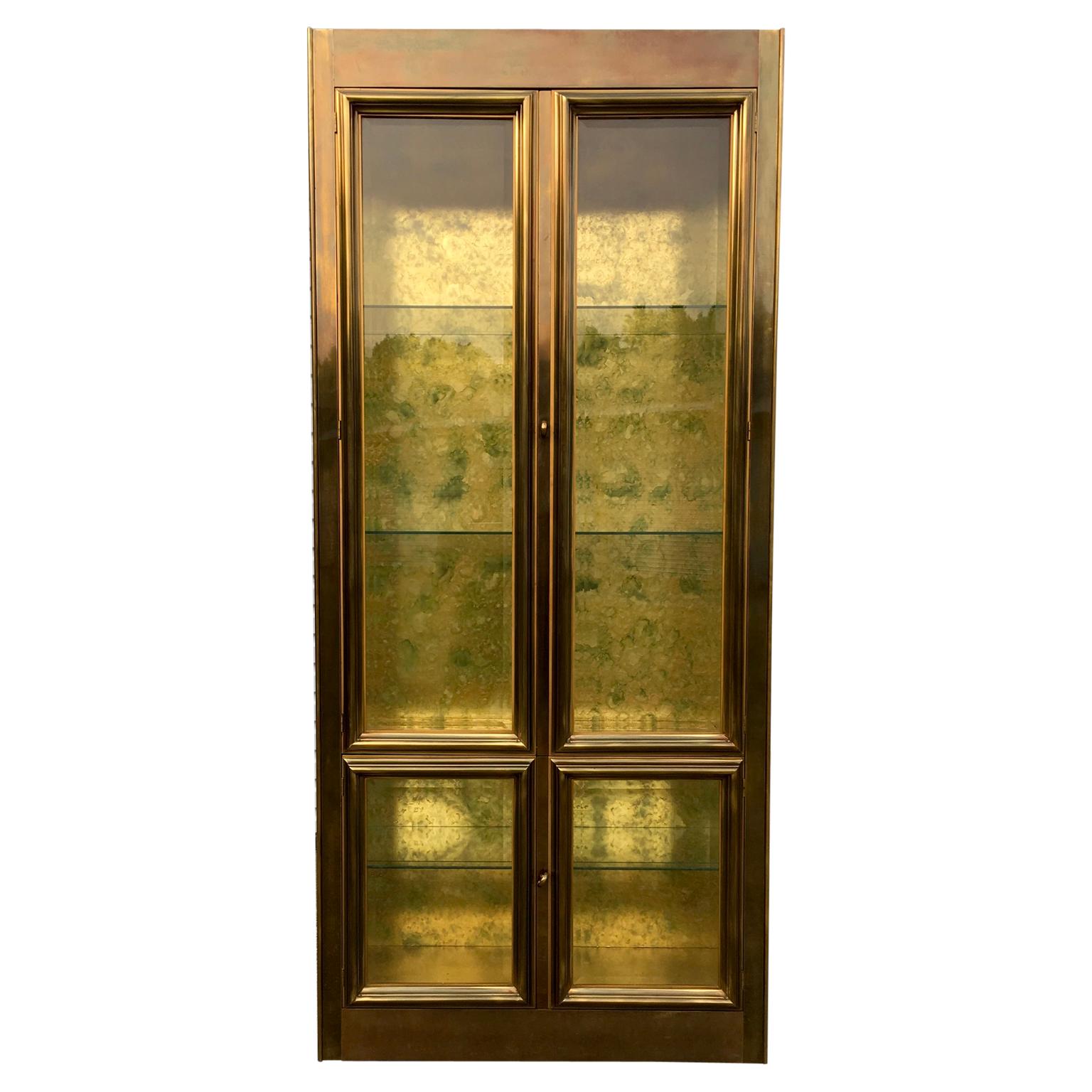 A Mastercraft Brass Vitrine display cabinet. Beautiful interior, lighted with glass shelves. The glass on the doors and sides are with thick bevel.
Brass has a very nice patina.