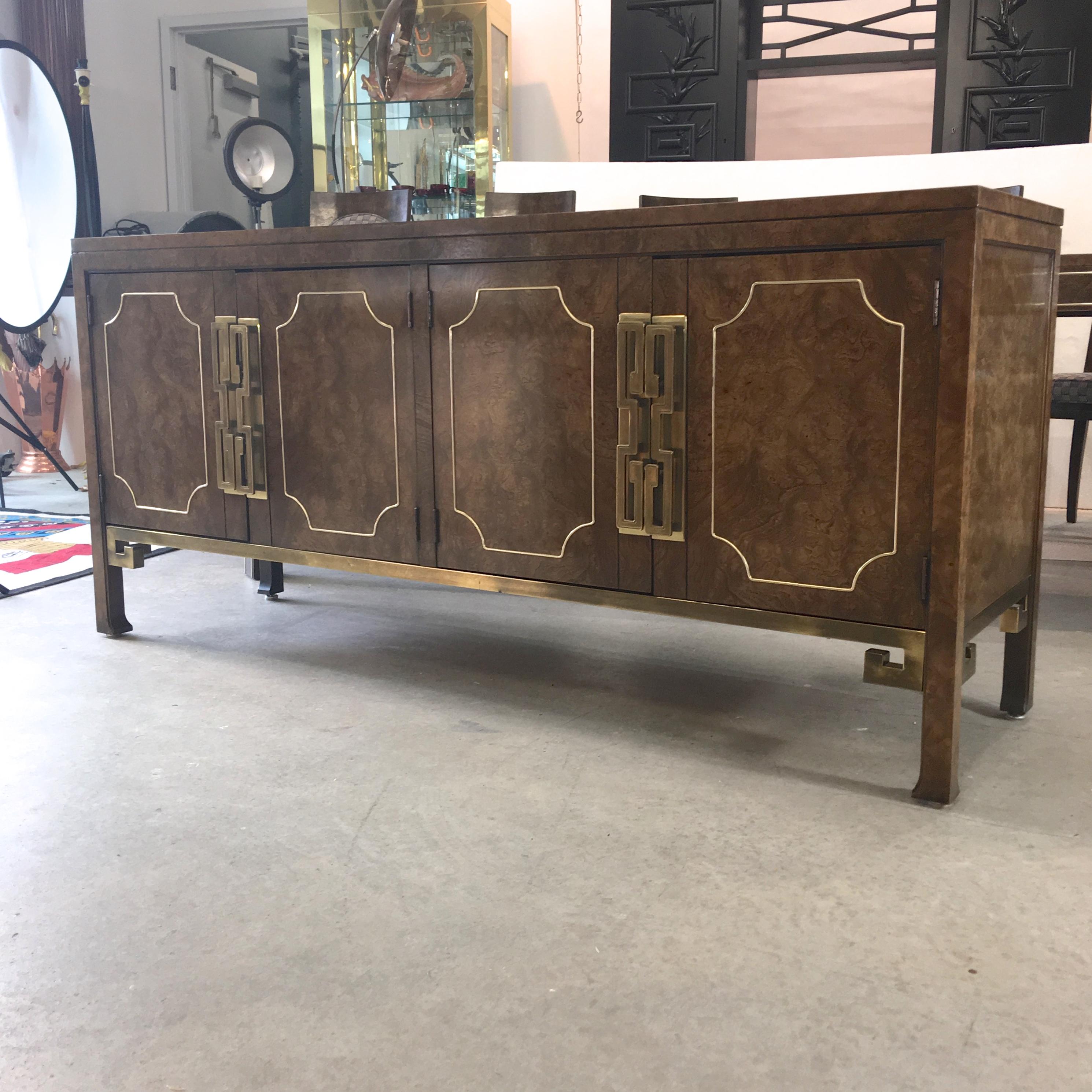 Mastercraft Burl and Brass Sideboard Buffet (SATURDAY SALE) In Good Condition In Hanover, MA