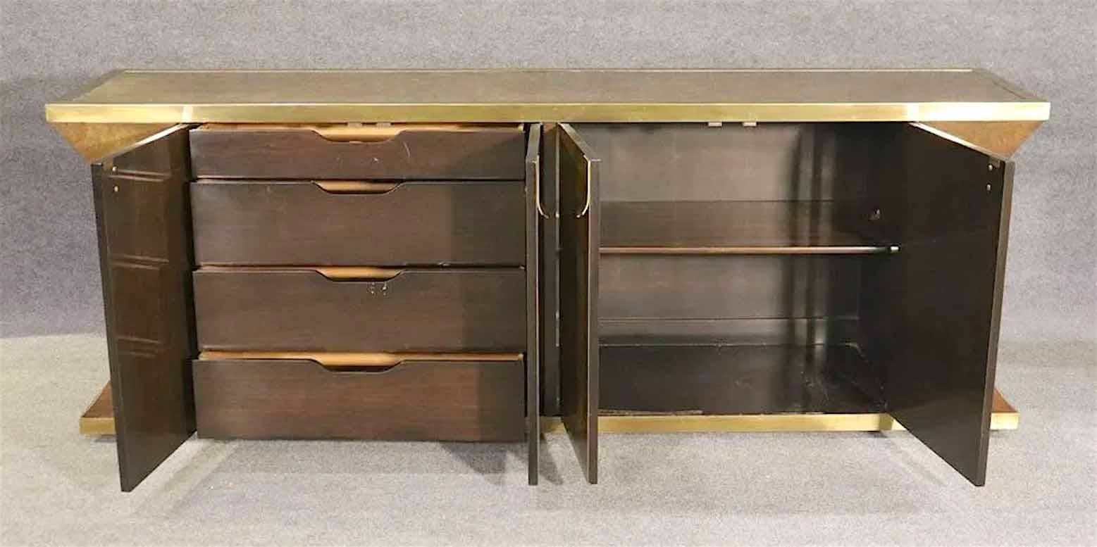 Rare Mid-Century Modern cabinet by Mastercraft with rich Amboyna burl veneer and accenting brass hardware. Number 1566 buffet cabinet with drawer space offers great storage for living room or bedroom.
Please confirm location.
