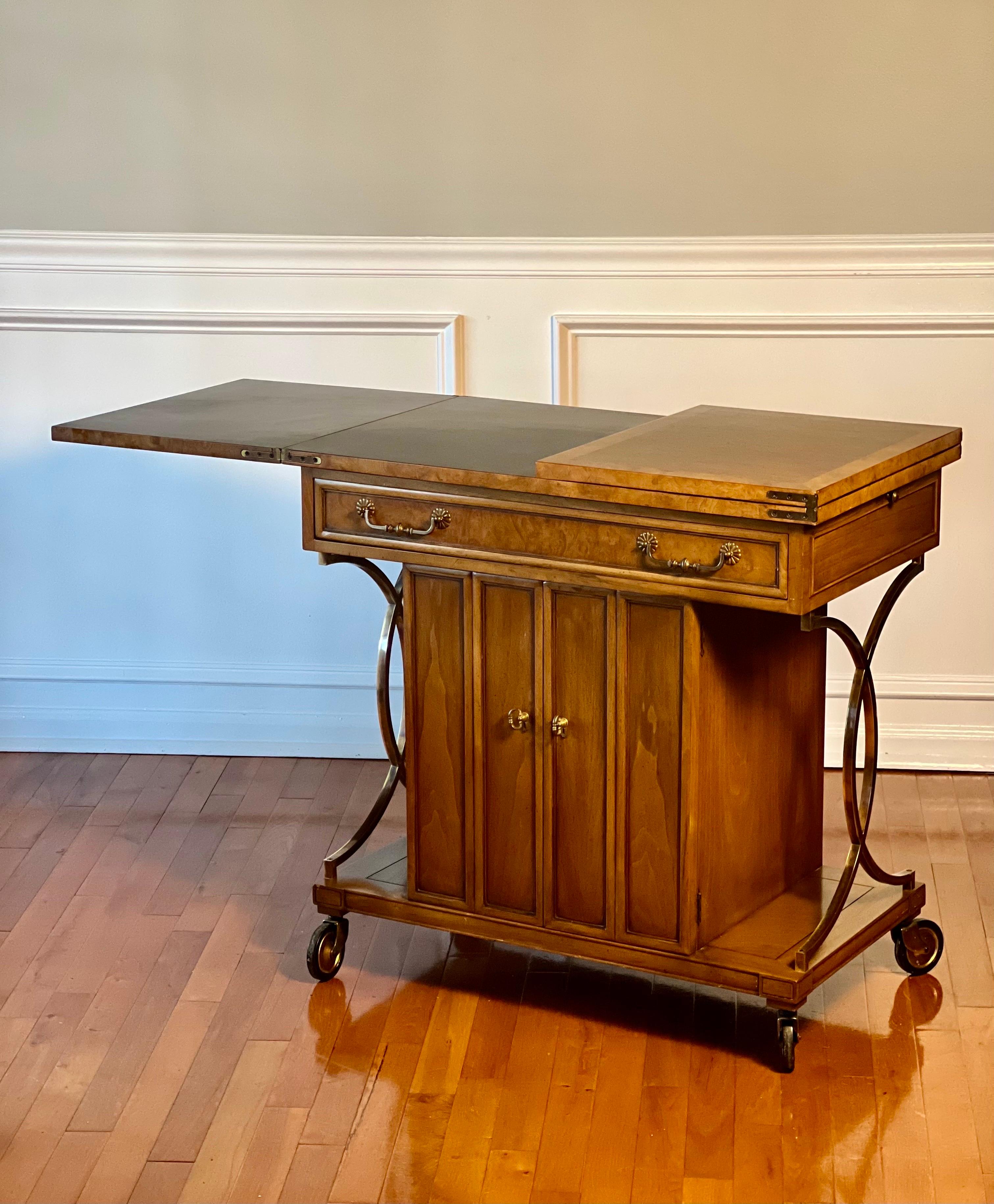 Mastercraft Burl Wood and Brass Rolling Server or Bar Cart In Good Condition In Doylestown, PA