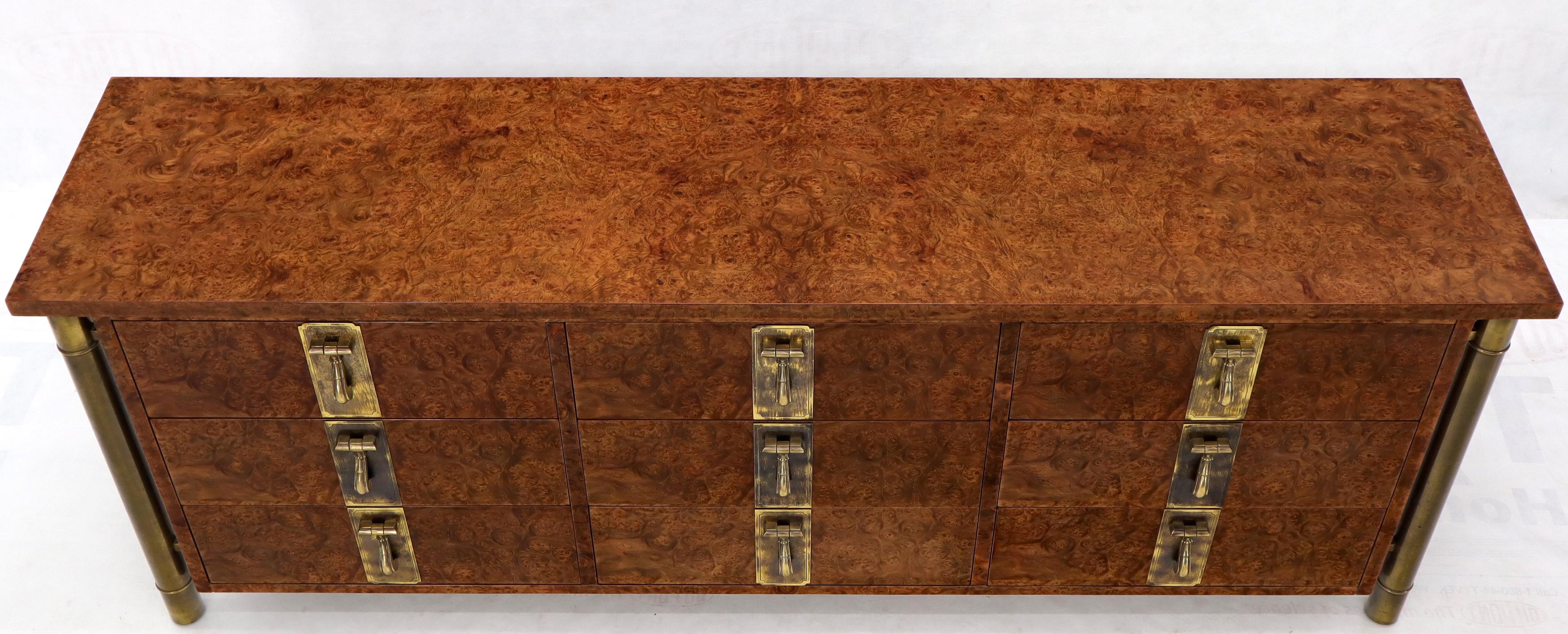 Américain Mastercraft Dresser crédence 9 tiroirs en bois de ronce et quincaillerie en laiton en vente