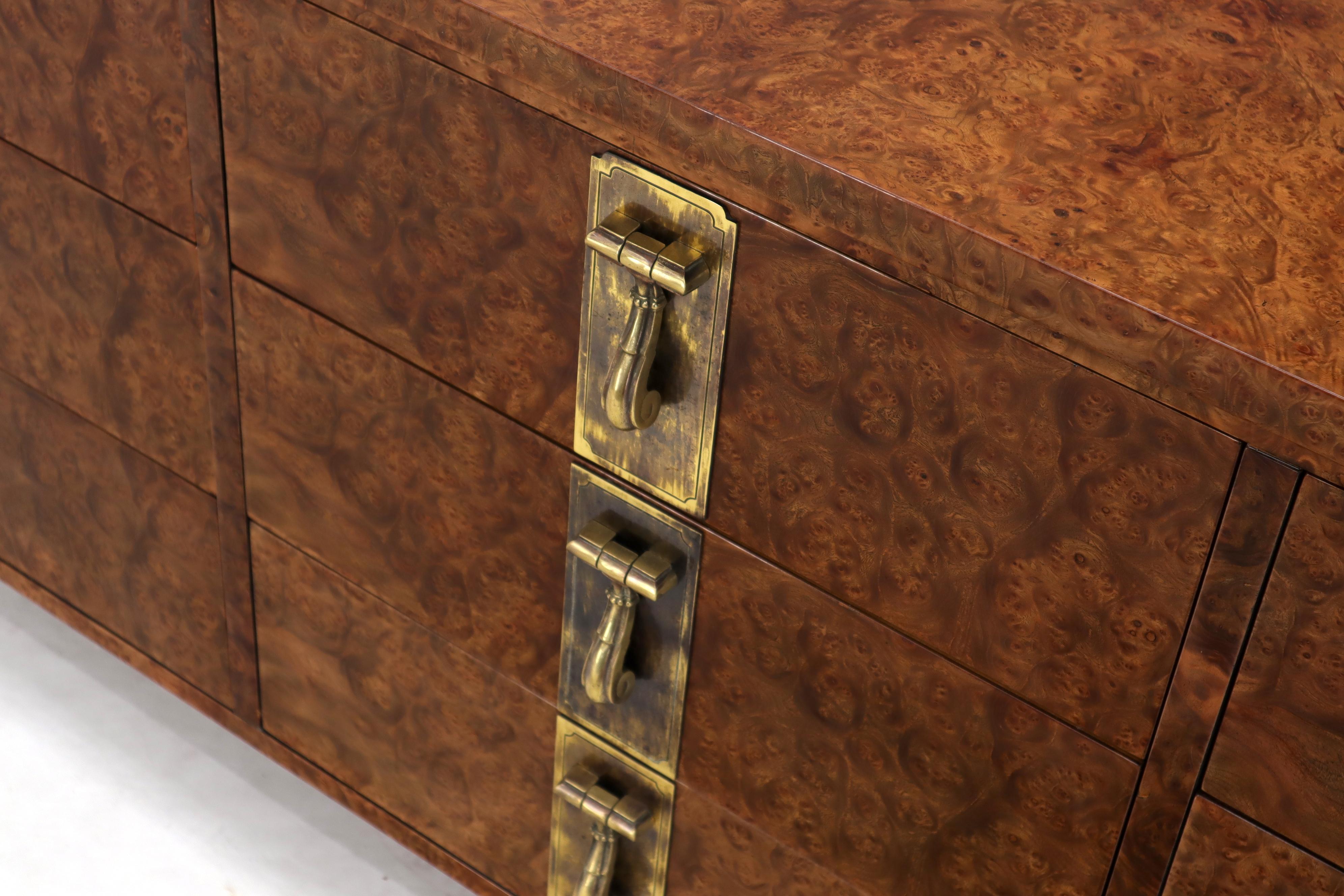 20ième siècle Mastercraft Dresser crédence 9 tiroirs en bois de ronce et quincaillerie en laiton en vente