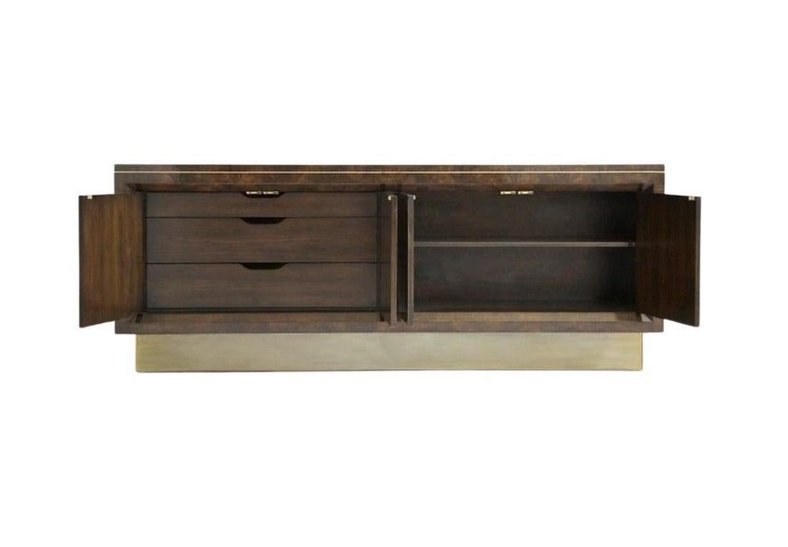 Mastercraft Sideboard / Anrichte aus gemasertem Amboyna-Holz und Messing (amerikanisch) im Angebot
