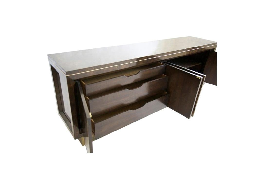 Mastercraft Sideboard / Anrichte aus gemasertem Amboyna-Holz und Messing im Zustand „Gut“ im Angebot in Dallas, TX