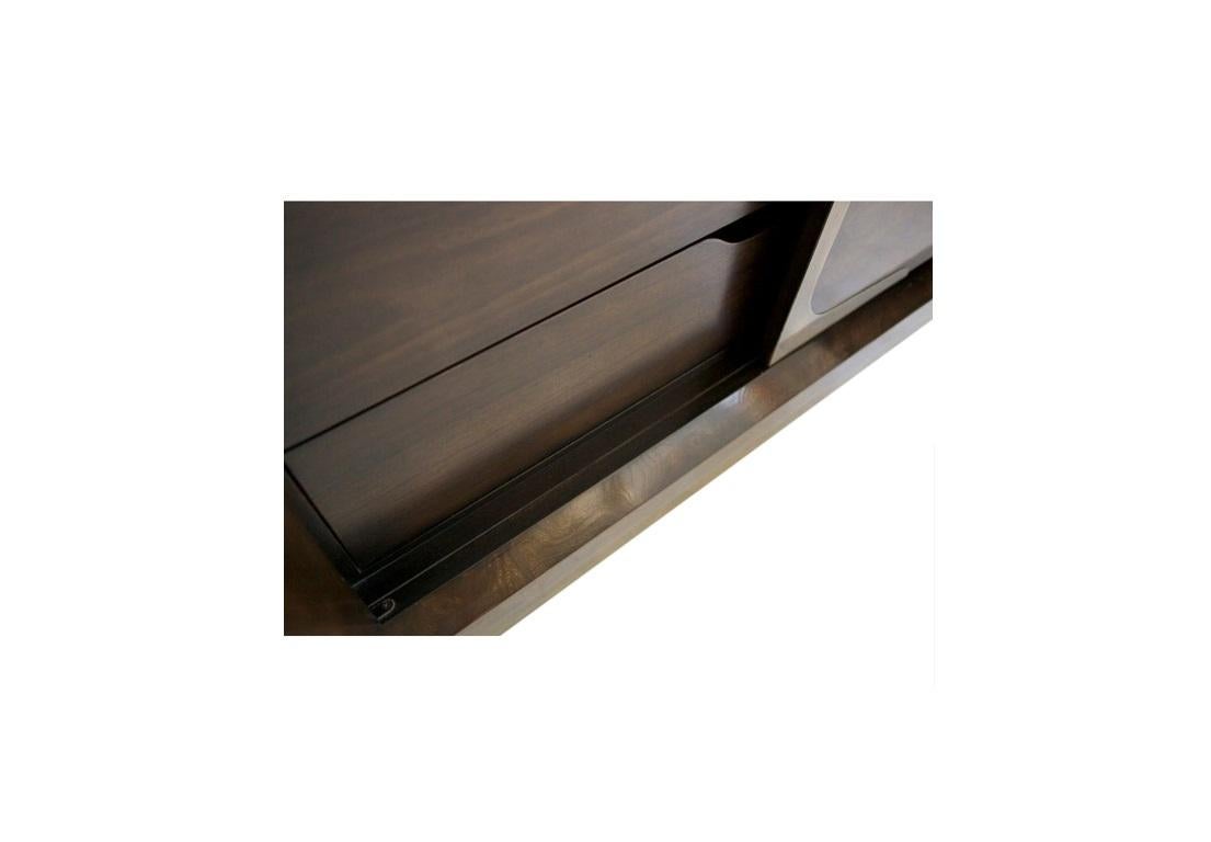 Mastercraft Sideboard / Anrichte aus gemasertem Amboyna-Holz und Messing (20. Jahrhundert) im Angebot