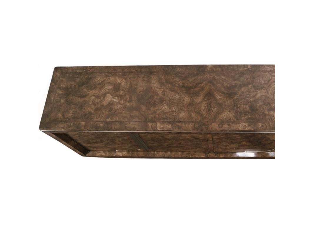 Mastercraft Sideboard / Anrichte aus gemasertem Amboyna-Holz und Messing im Angebot 2