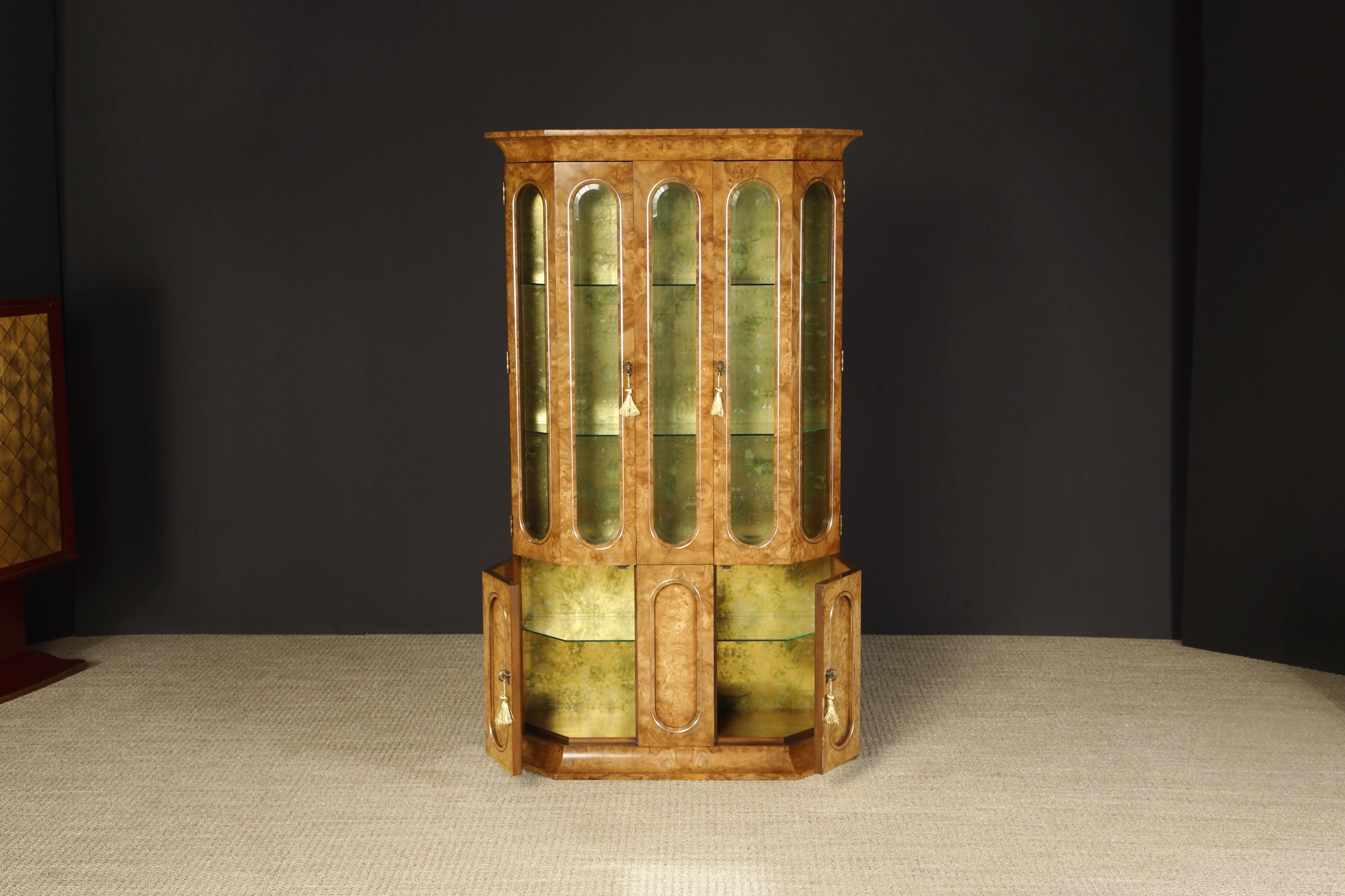 Beleuchteter Vitrinenschrank aus gemasertem Holz, Messing und Glas von Mastercraft, 1970er Jahre im Angebot 1
