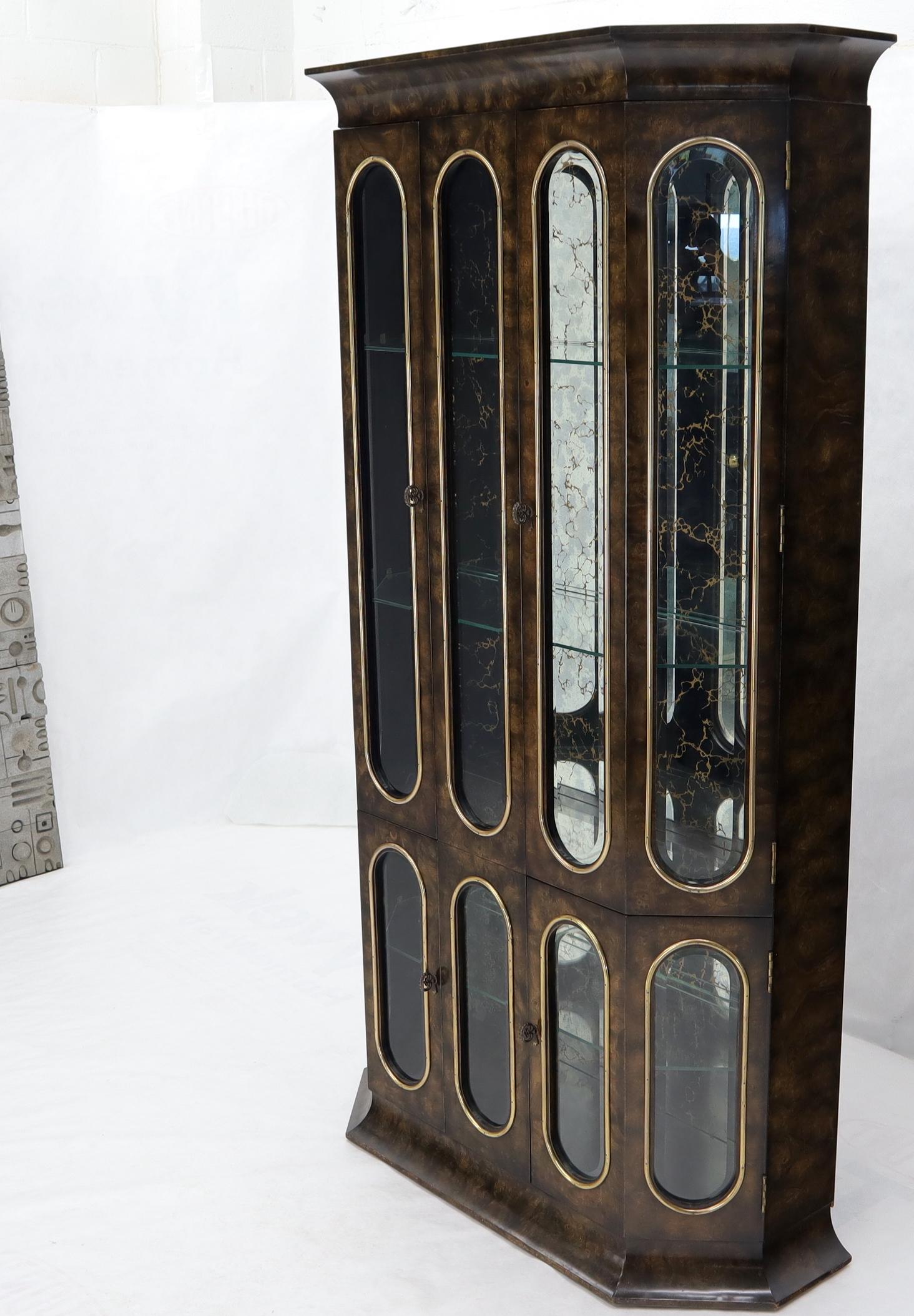 Mid-Century Modern Vitrine vitrine en bois de ronce et verre de Mastercraft avec façade brisée en forme de vitrine en vente
