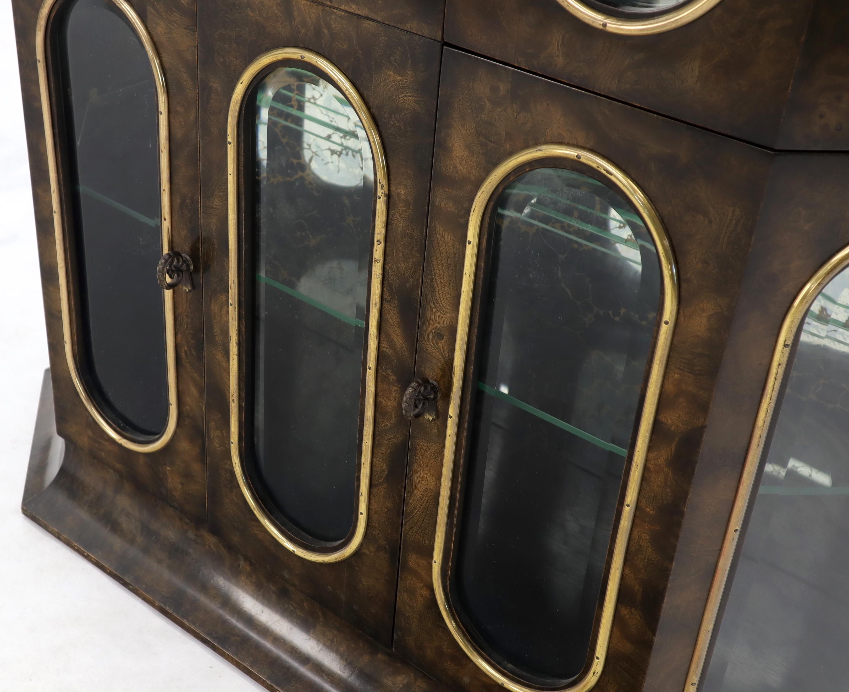 20ième siècle Vitrine vitrine en bois de ronce et verre de Mastercraft avec façade brisée en forme de vitrine en vente