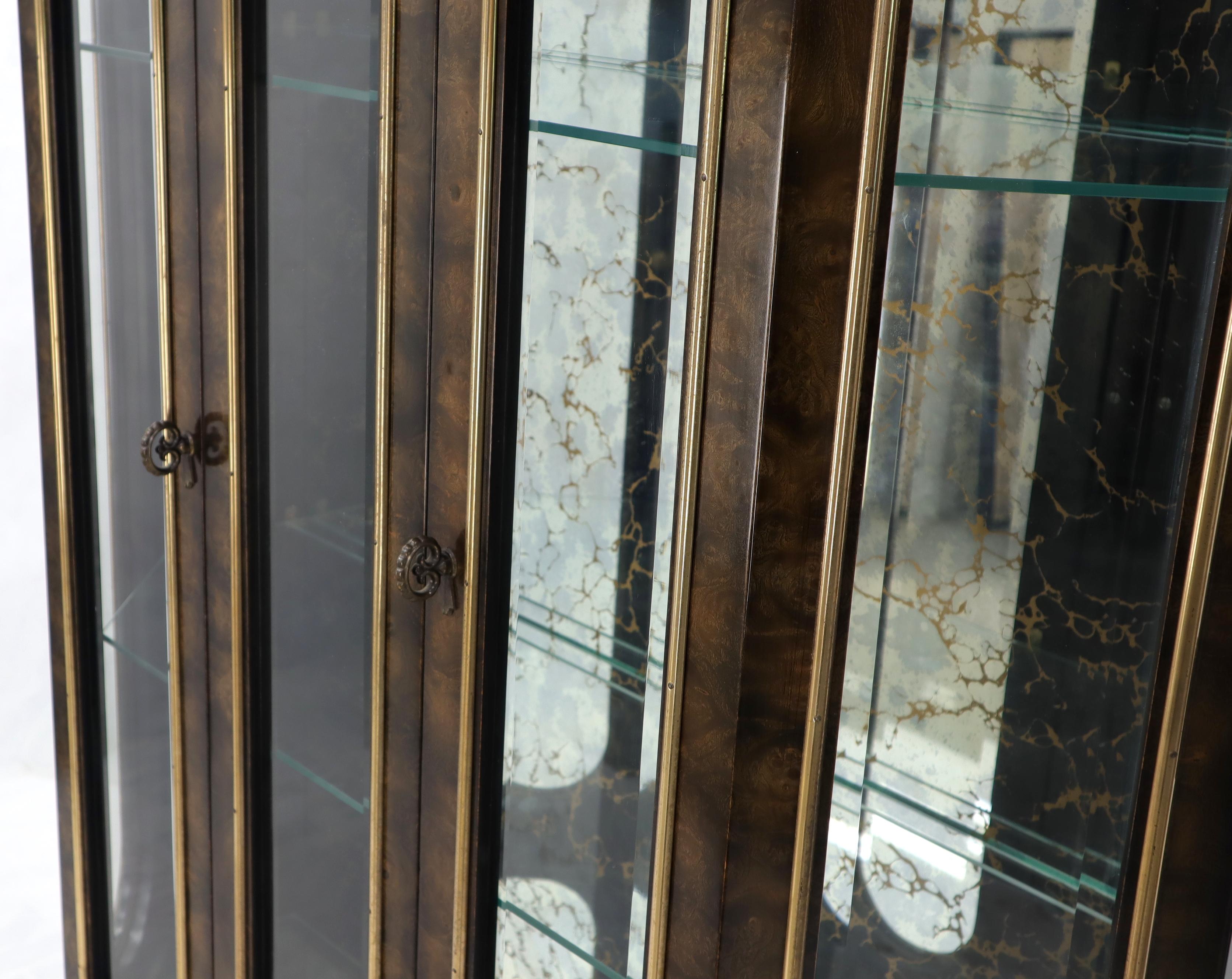 Laiton Vitrine vitrine en bois de ronce et verre de Mastercraft avec façade brisée en forme de vitrine en vente
