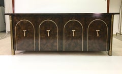 Aparador de olmo y latón Mastercraft Carpathian