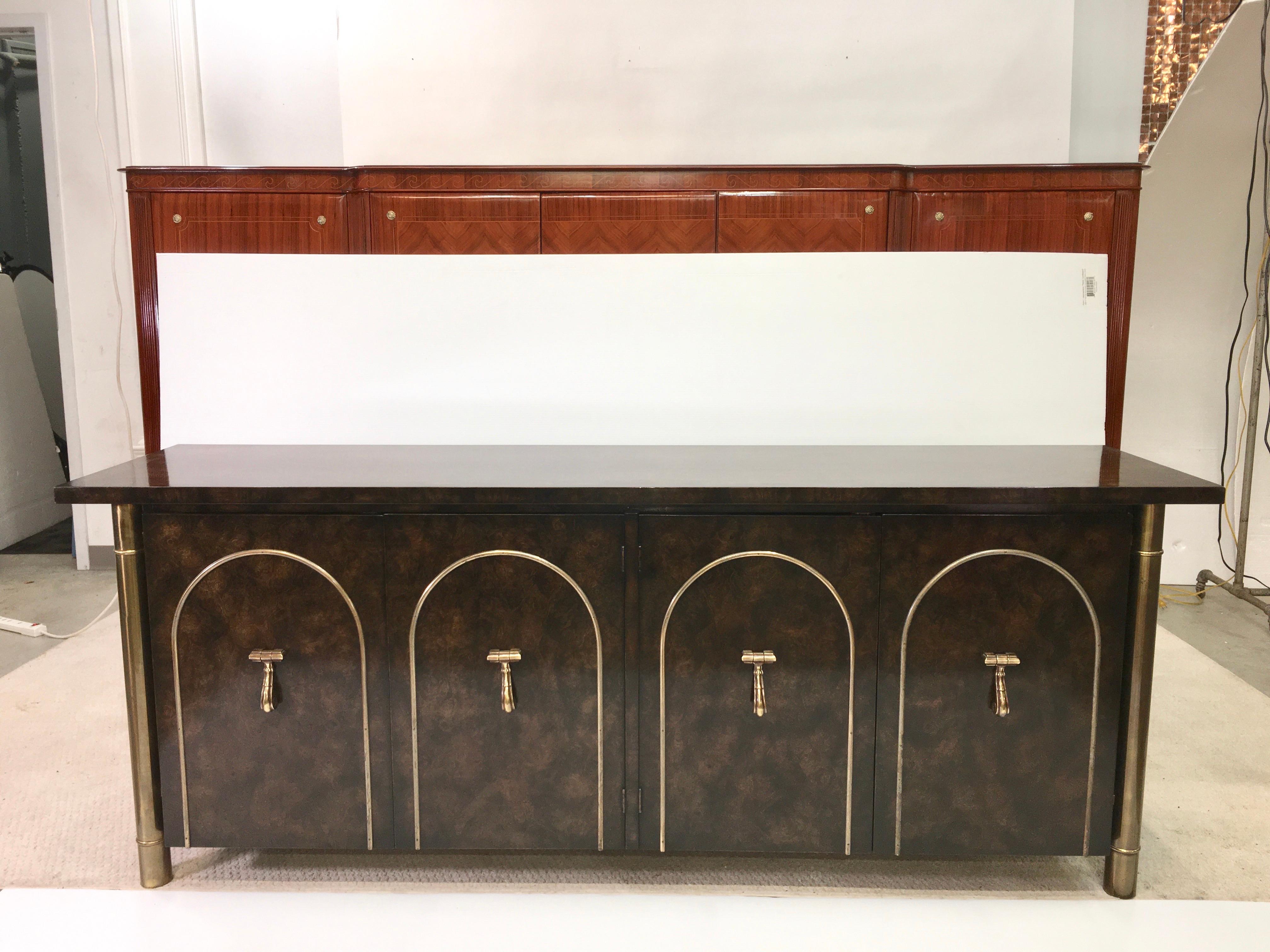 Hollywood Regency Buffet en orme et laiton de Mastercraft Carpathian en vente