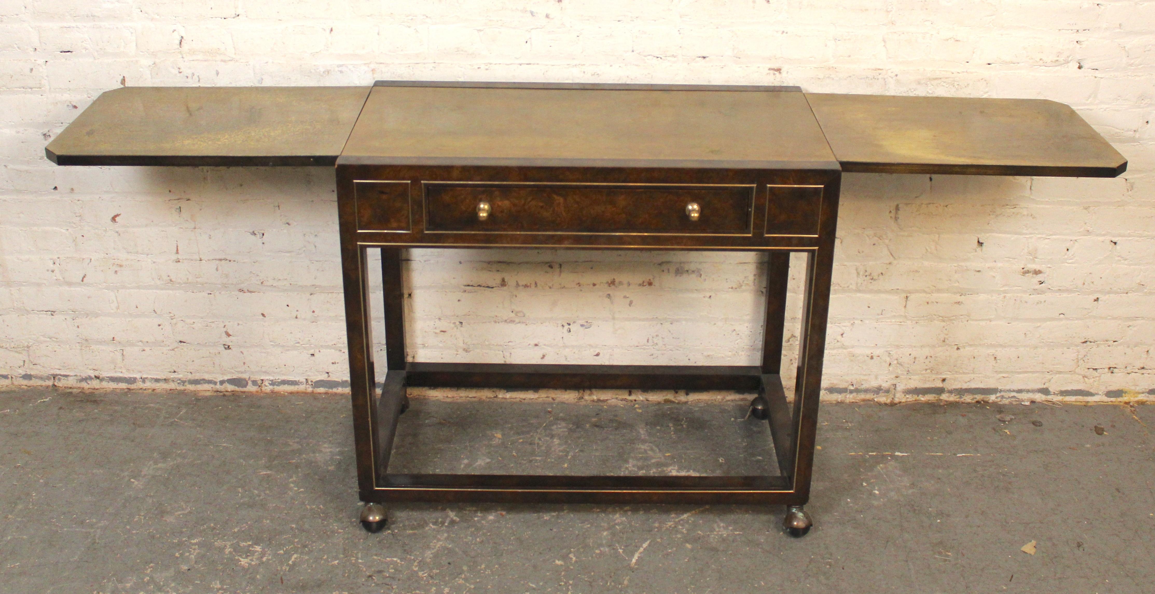 Mid-Century Modern Mastercrafters Chariot avec dessus en laiton vieilli en vente