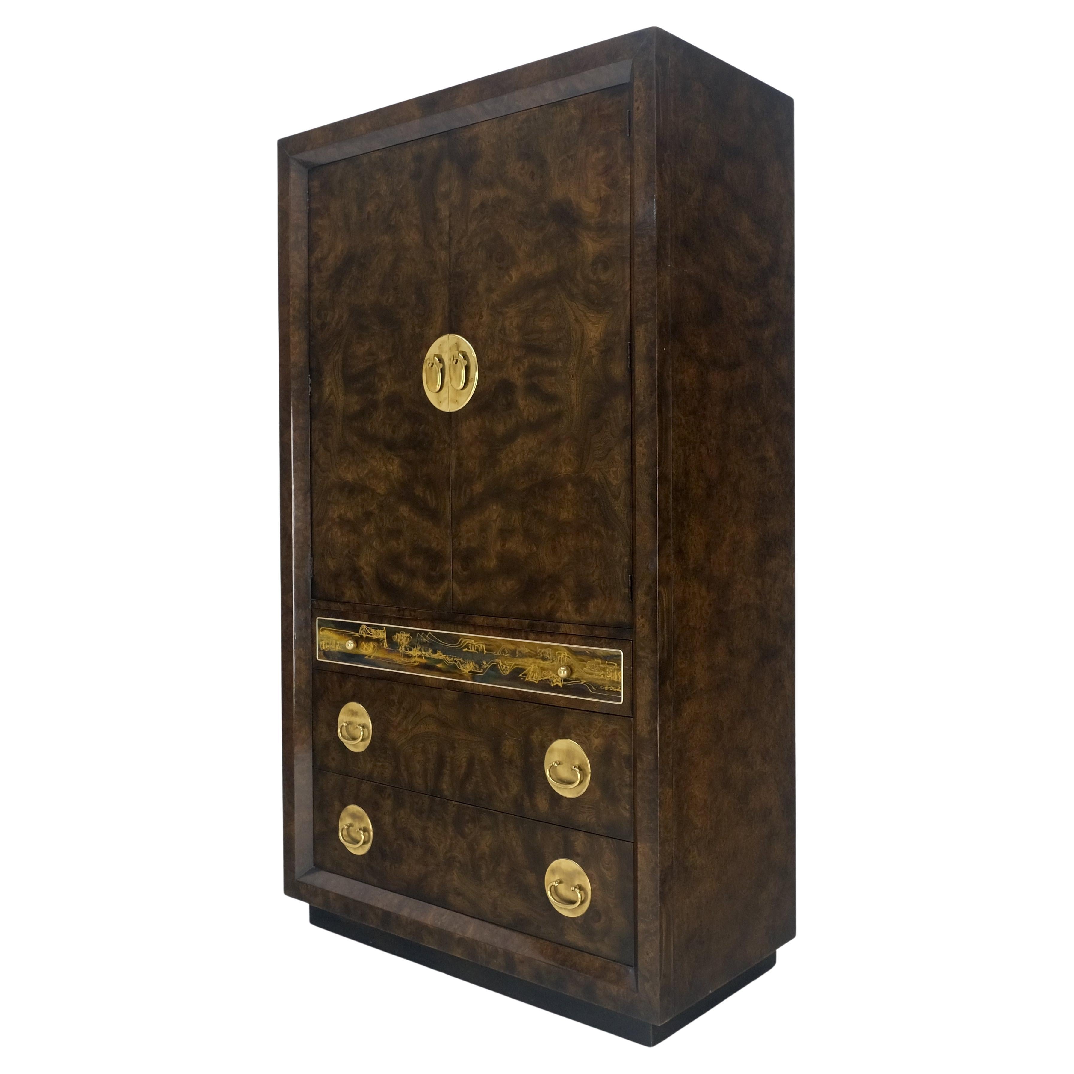 Mid-Century Modern Mastercraft Dark Olive Burl Wood Brass Hardware Large Gentelmens Chest Dresser en vente