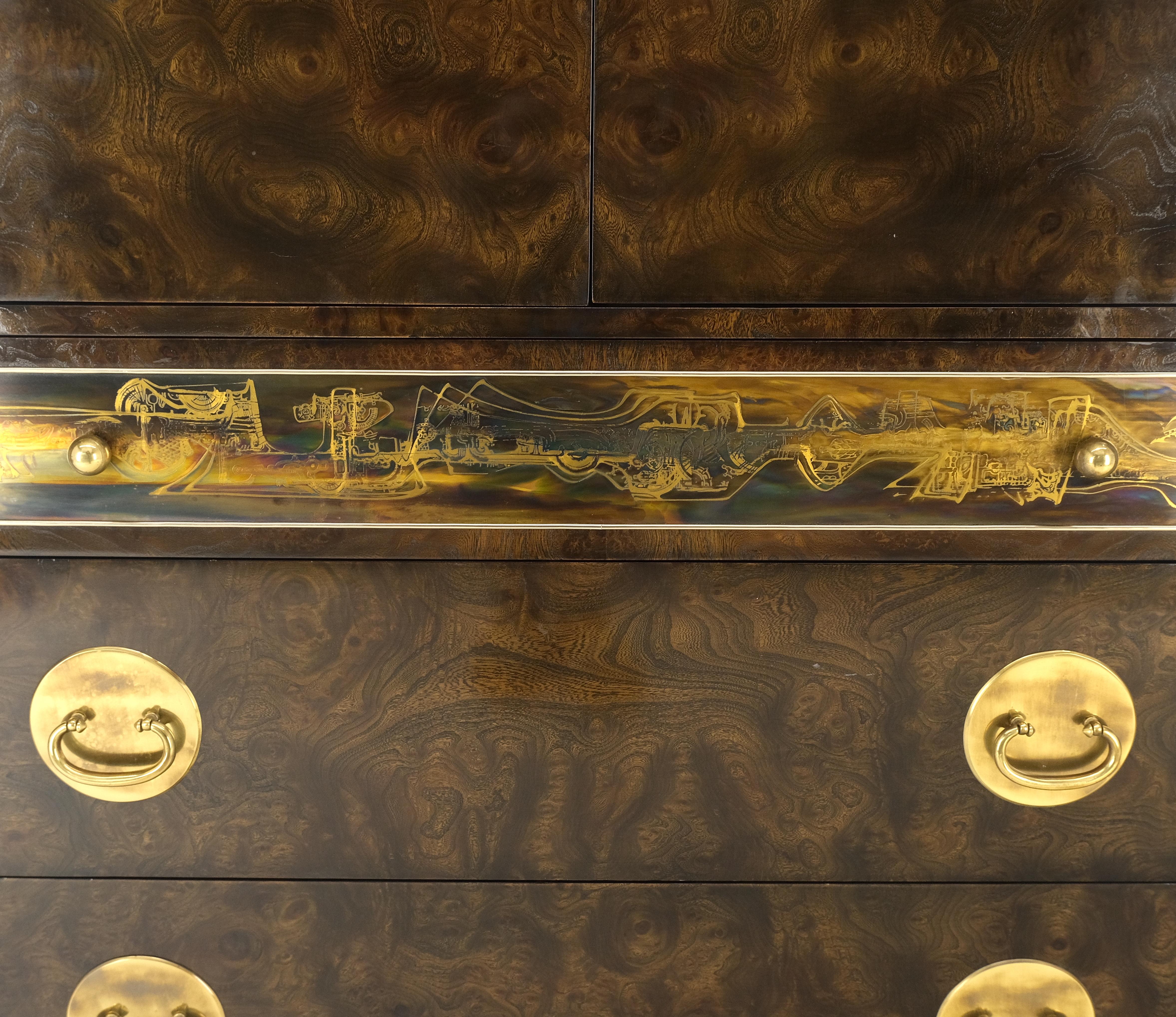 Américain Mastercraft Dark Olive Burl Wood Brass Hardware Large Gentelmens Chest Dresser en vente