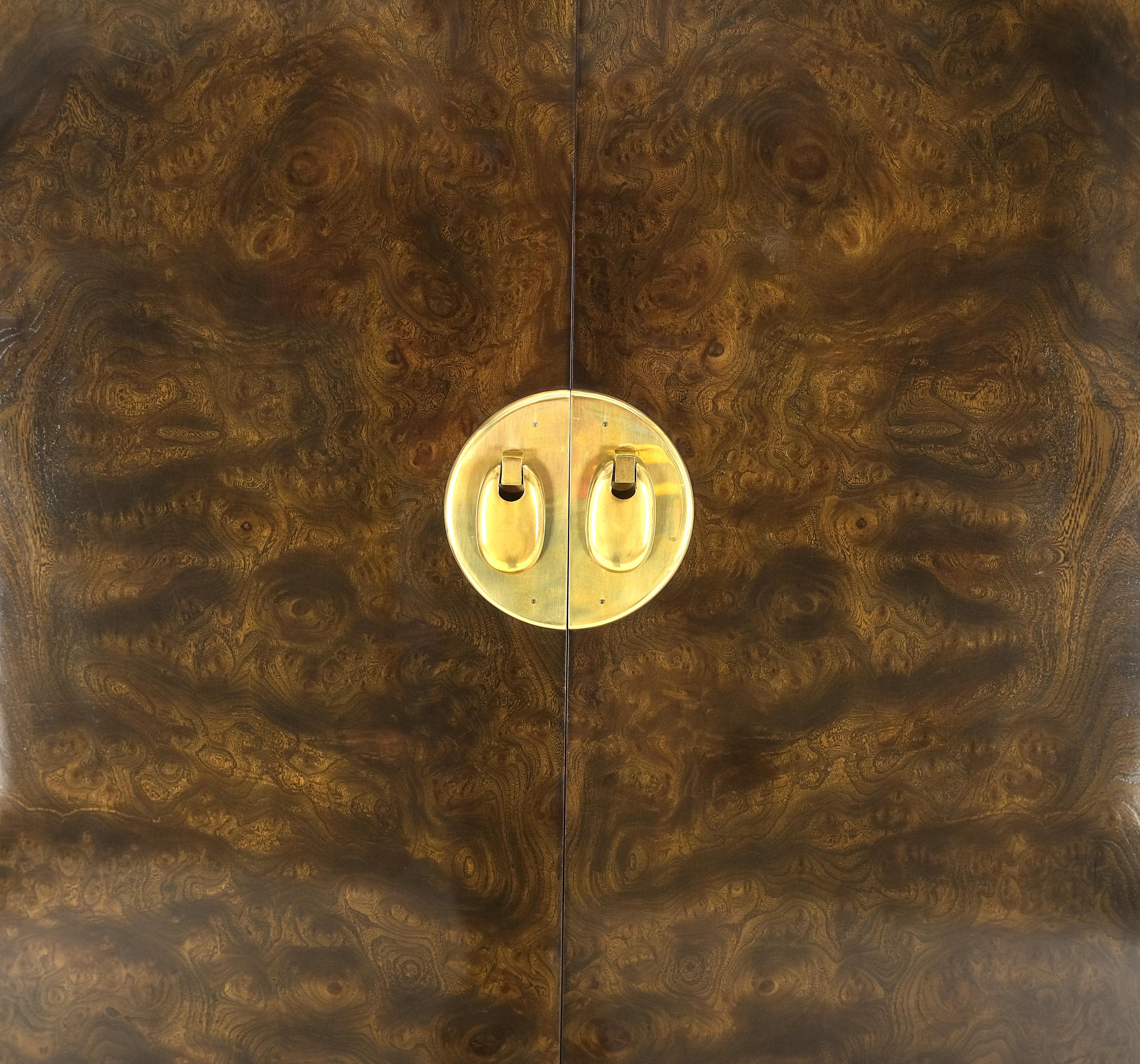 Laqué Mastercraft Dark Olive Burl Wood Brass Hardware Large Gentelmens Chest Dresser en vente