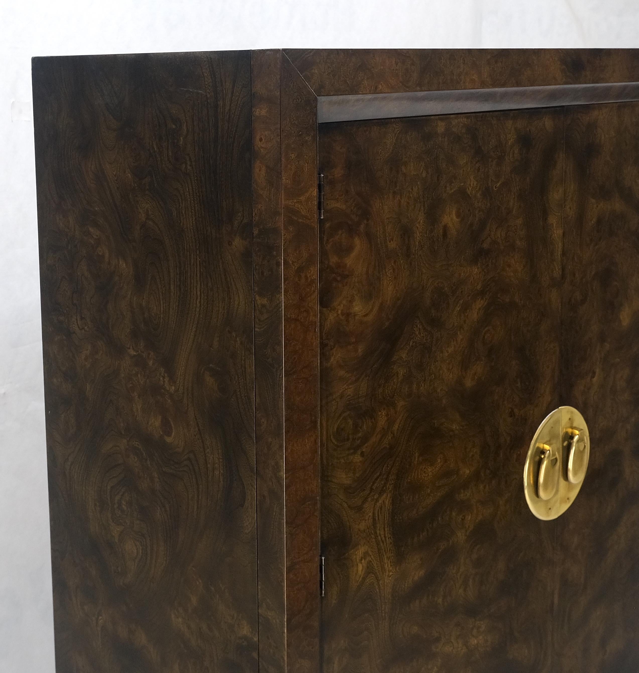Laiton Mastercraft Dark Olive Burl Wood Brass Hardware Large Gentelmens Chest Dresser en vente