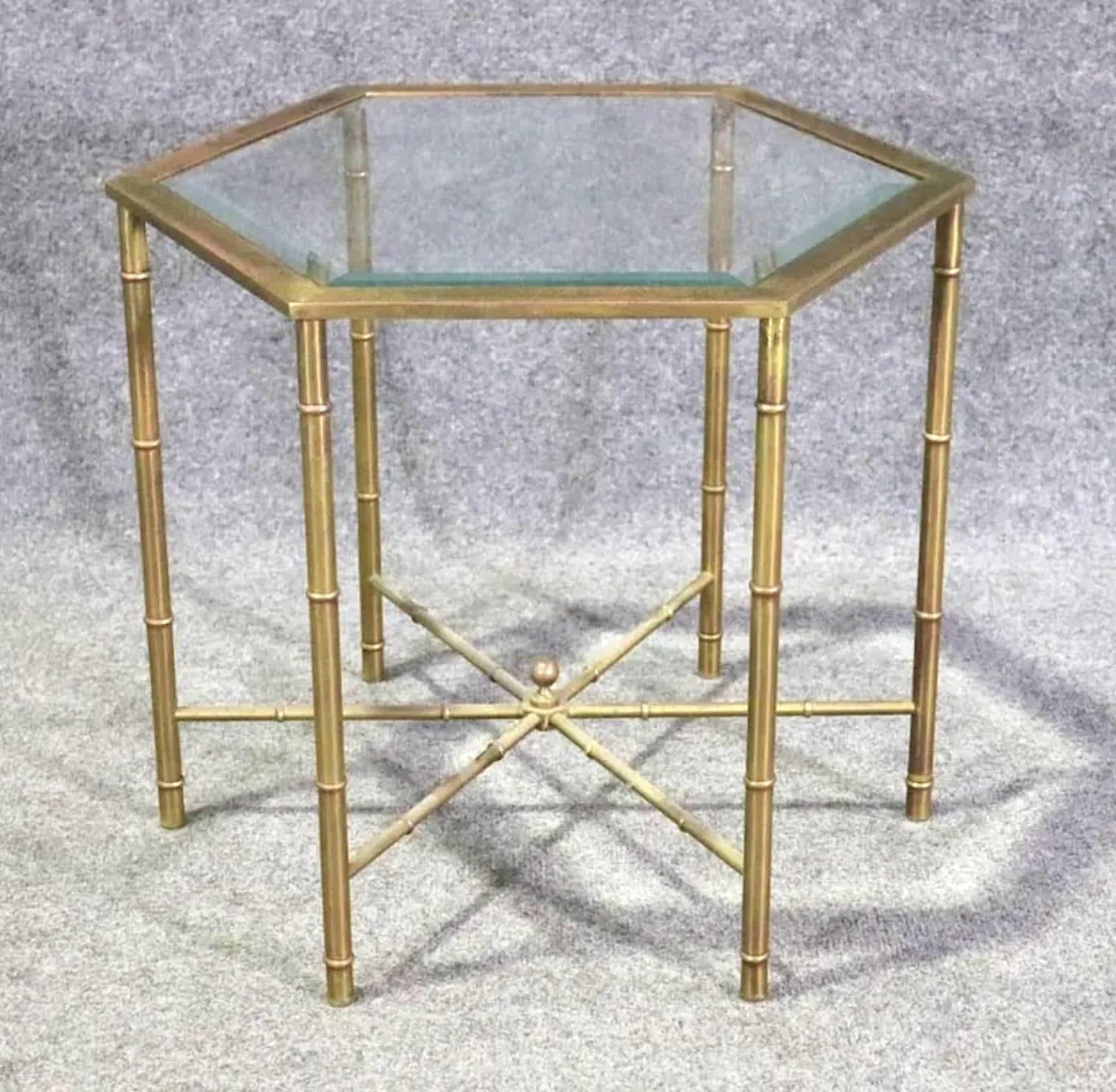 Cette table d'appoint moderne du milieu du siècle a été fabriquée par Mastercraft. Cadre en laiton de style bambou avec plateau en verre.
Veuillez confirmer le lieu NY ou NJ