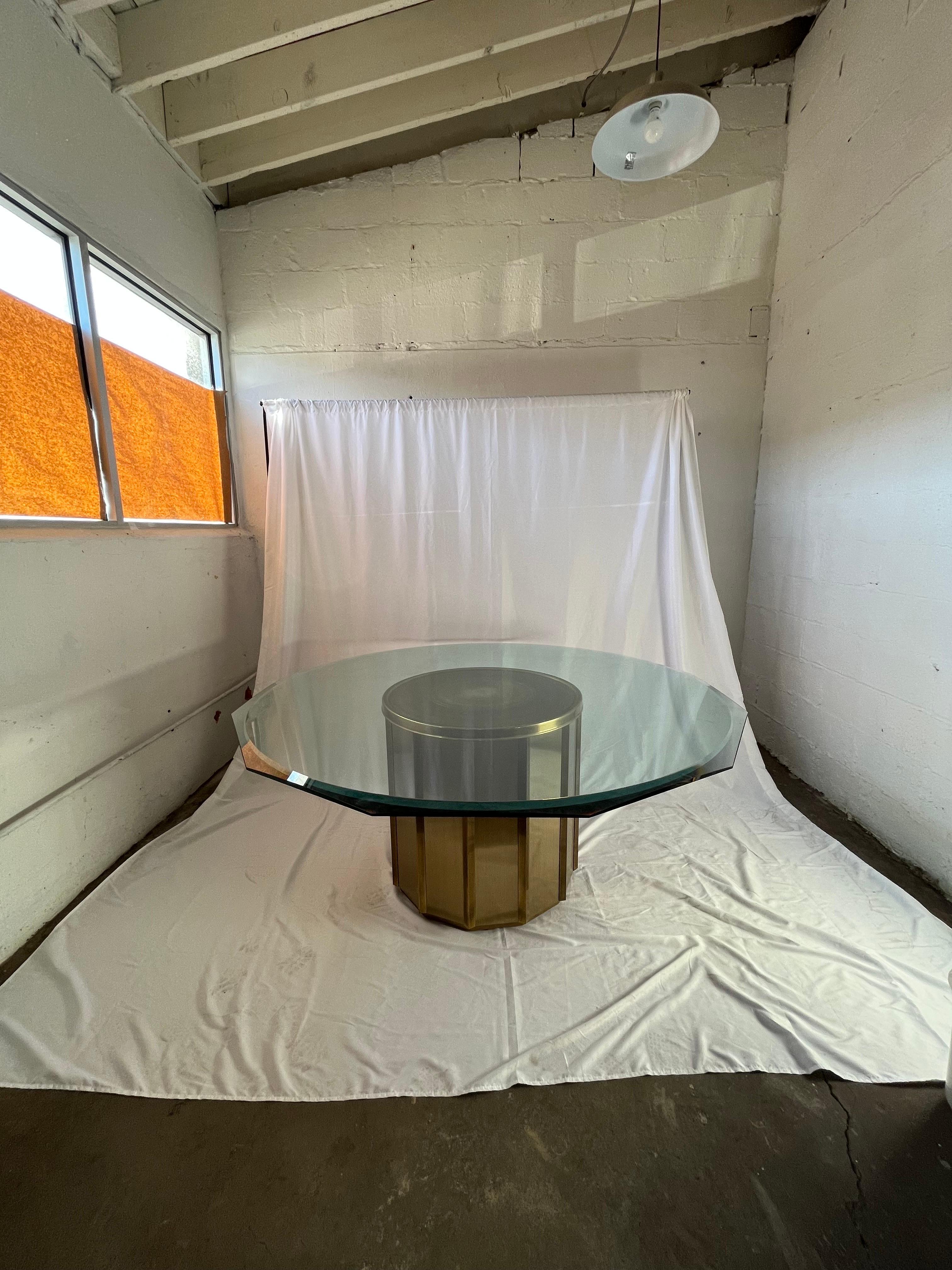 Base de table tambour en laiton magnifiquement conçue par William Doezema pour Mastercraft. Plan de travail en verre biseauté avec bords facettés. Il ferait également une excellente base de table pour l'entrée du foyer.  
En bordure de route vers