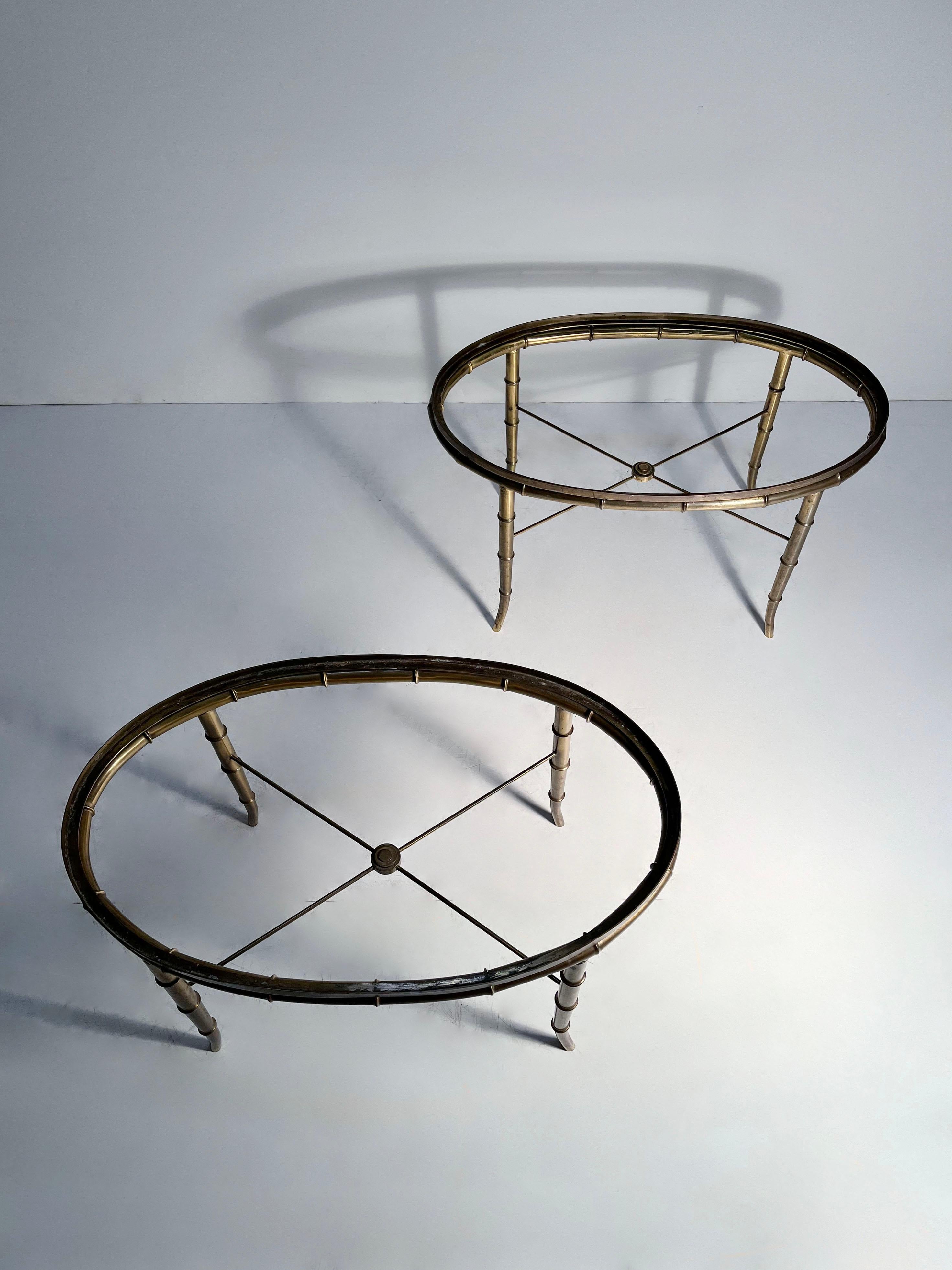 Mid-Century Modern Mastercrafters Faux Bamboo Brass Oval End Tables / Coffee Tables en vente