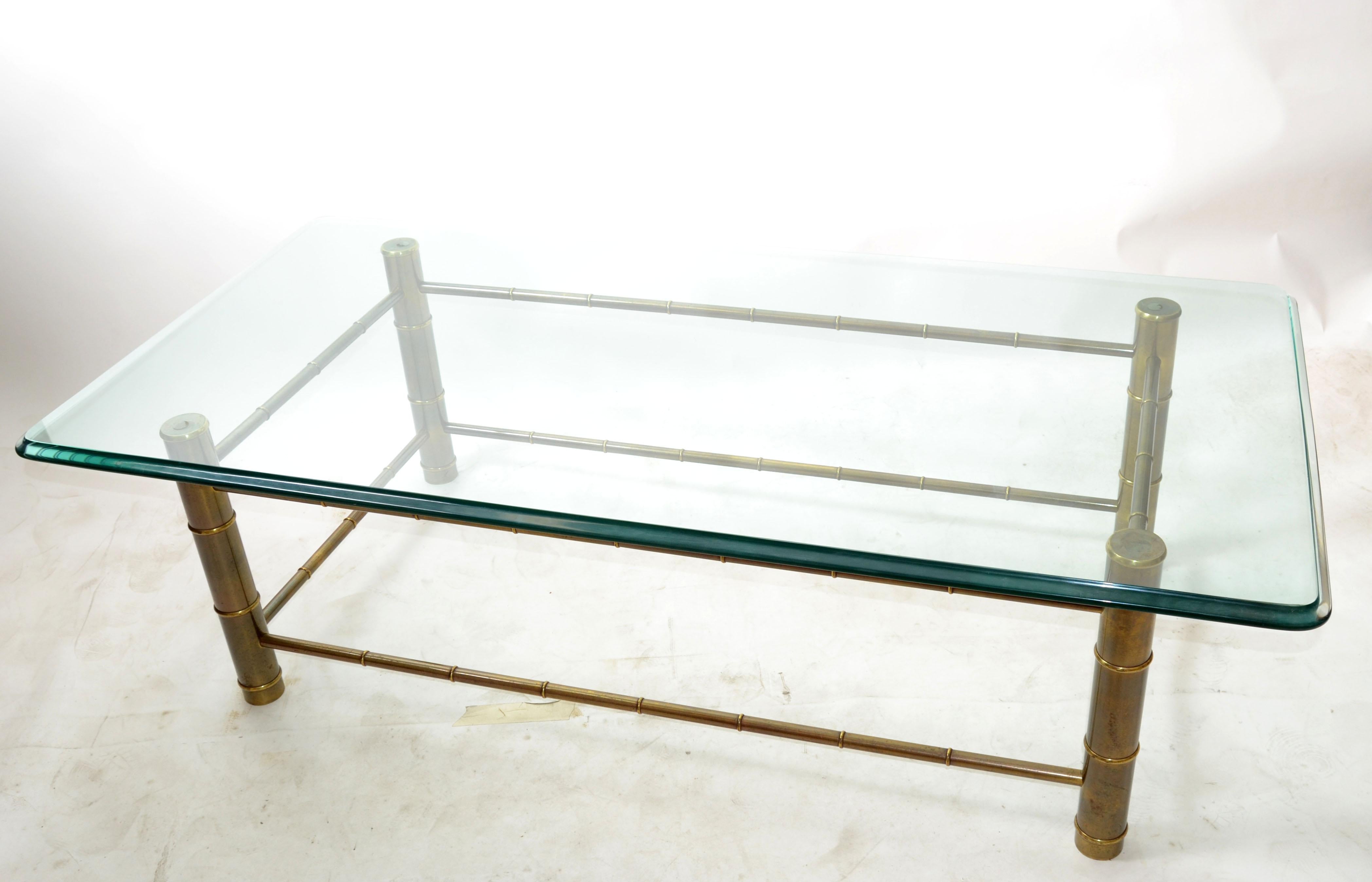 Table basse rectangulaire en laiton imitation bambou et verre teinté biseauté Mastercraft en vente 4
