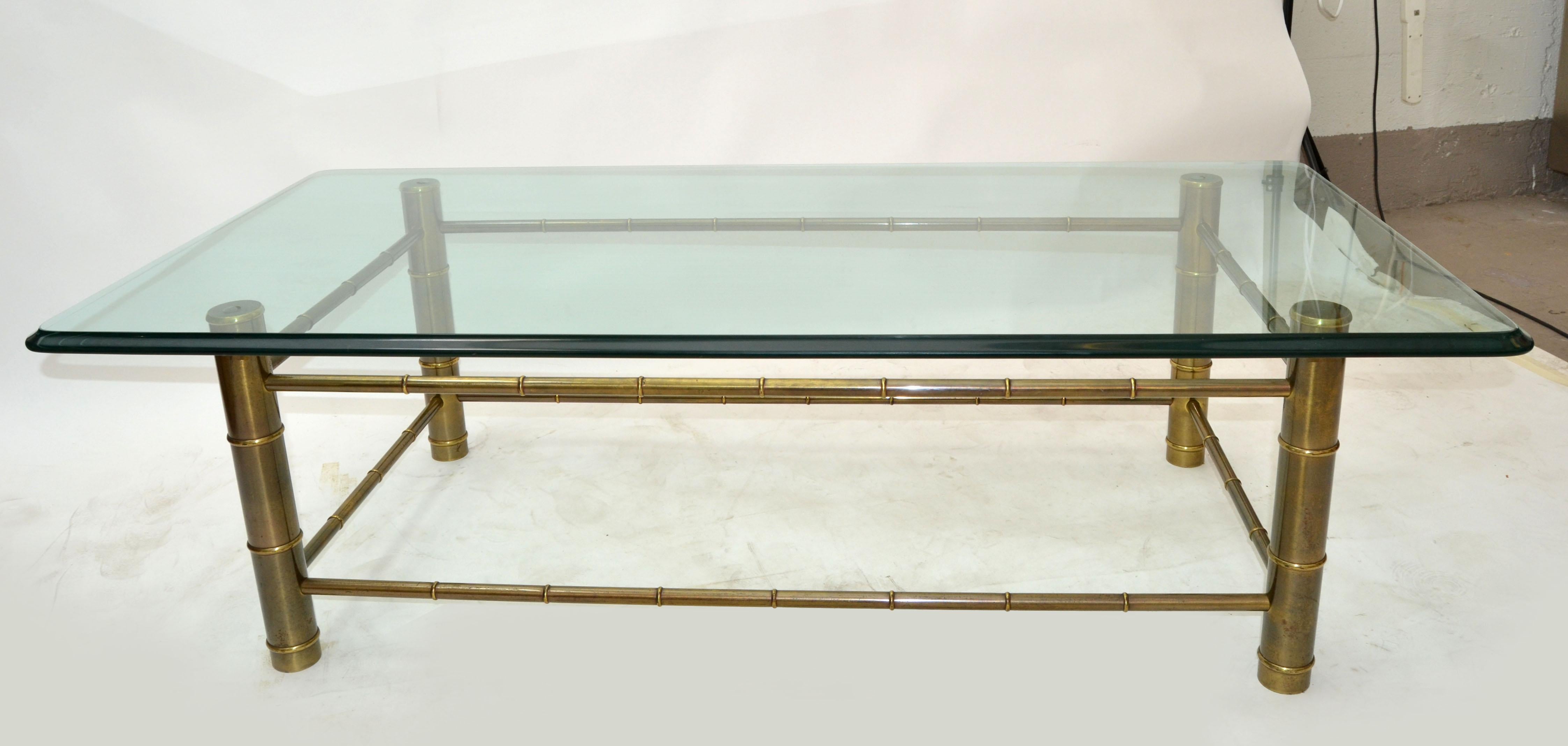 Mastercraft Faux Bamboo Messing & getönten abgeschrägten rechteckigen Glas Couchtisch (Moderne der Mitte des Jahrhunderts) im Angebot