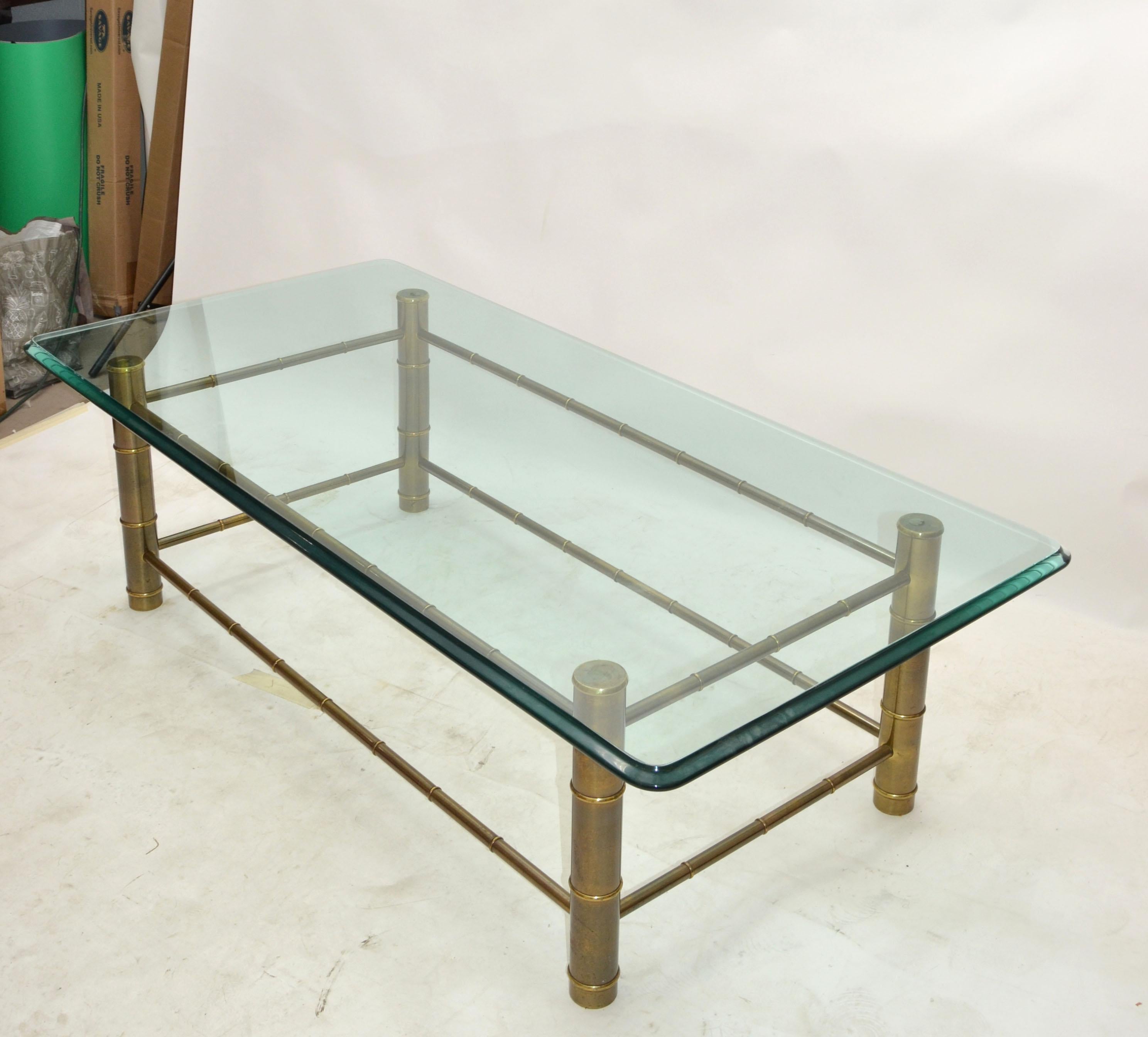 Mid-Century Modern Table basse rectangulaire en laiton imitation bambou et verre teinté biseauté Mastercraft en vente