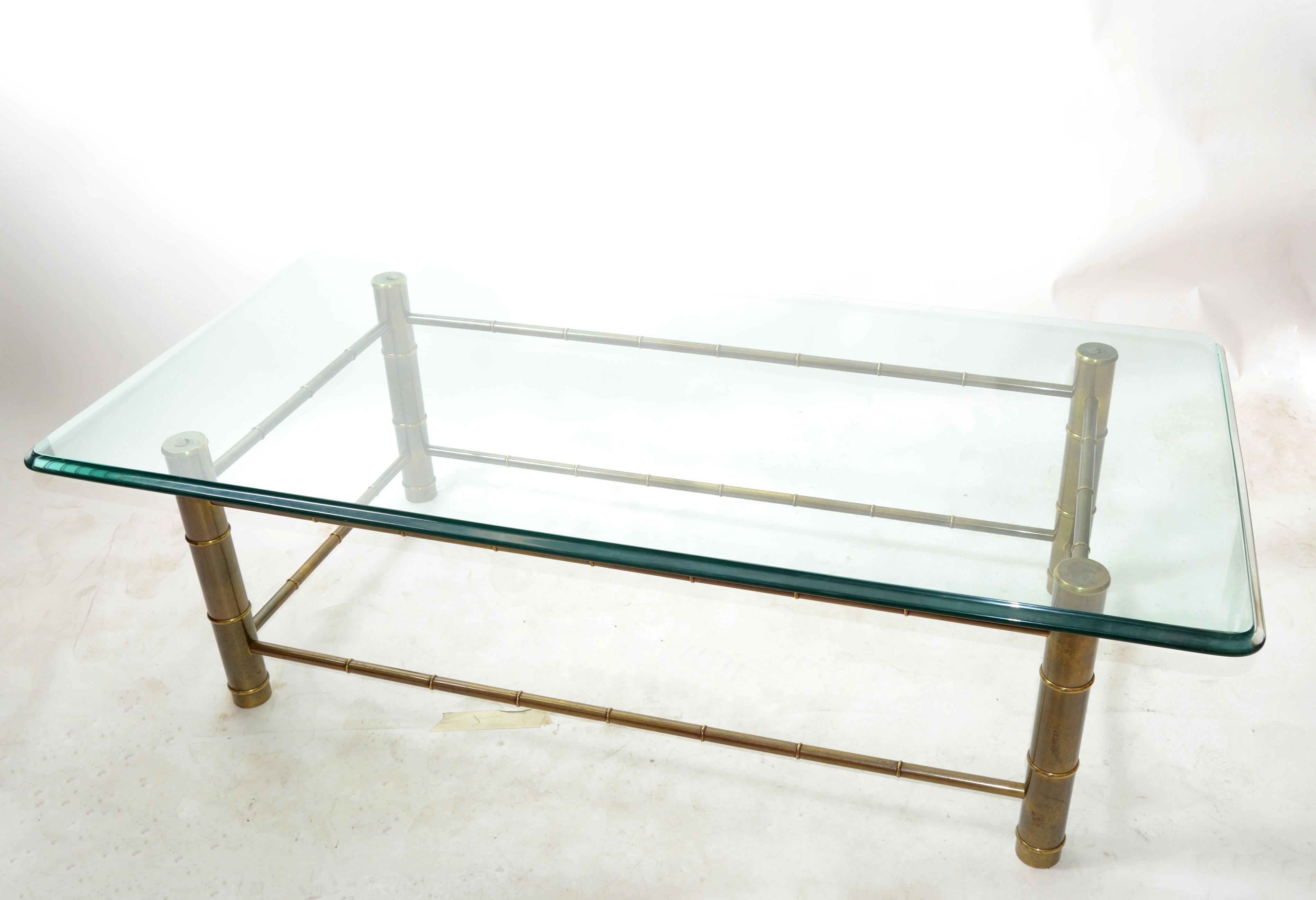 Mid-Century Modern Table basse rectangulaire en laiton imitation bambou et verre teinté biseauté Mastercraft en vente