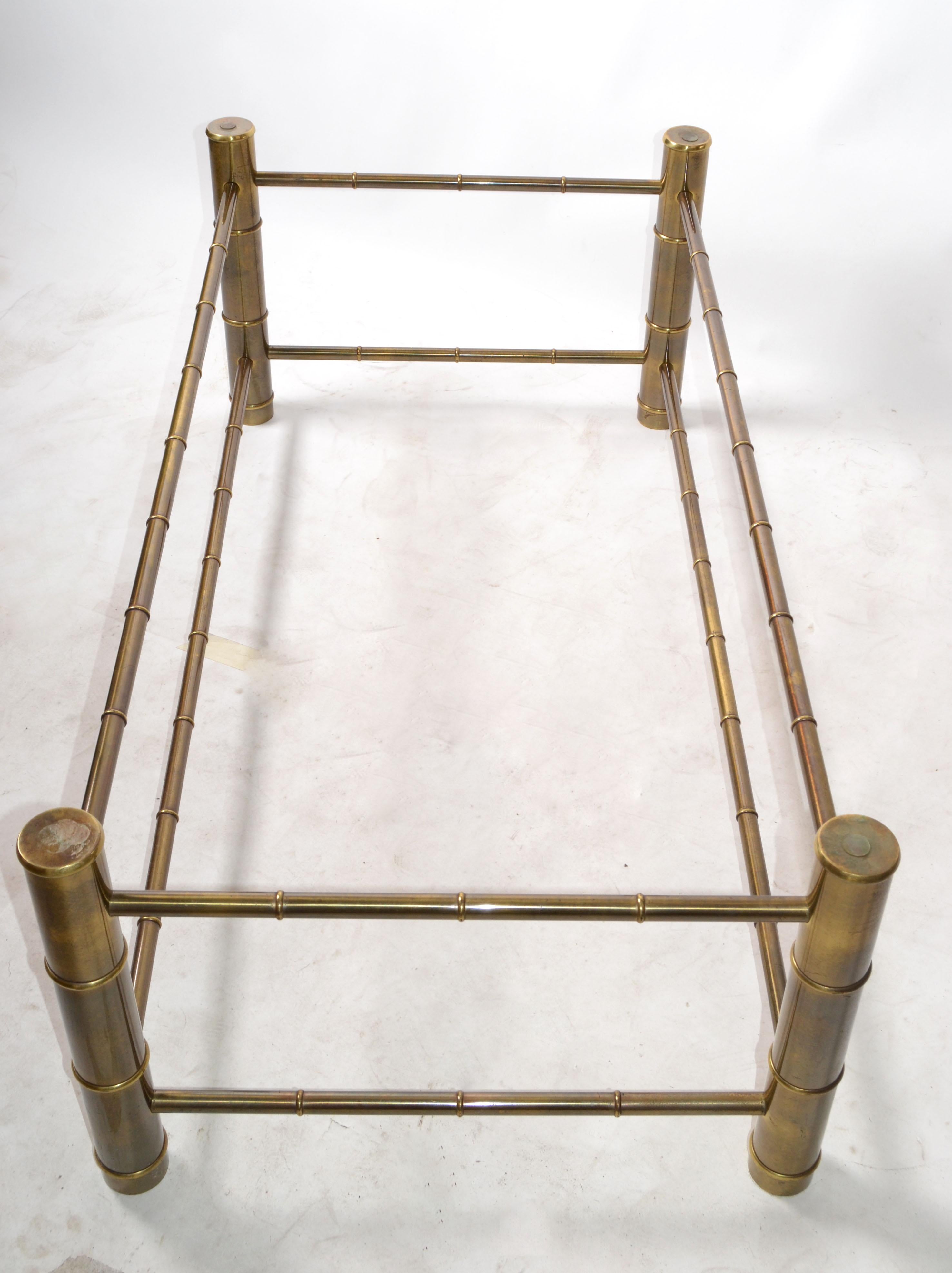 20ième siècle Table basse rectangulaire en laiton imitation bambou et verre teinté biseauté Mastercraft en vente