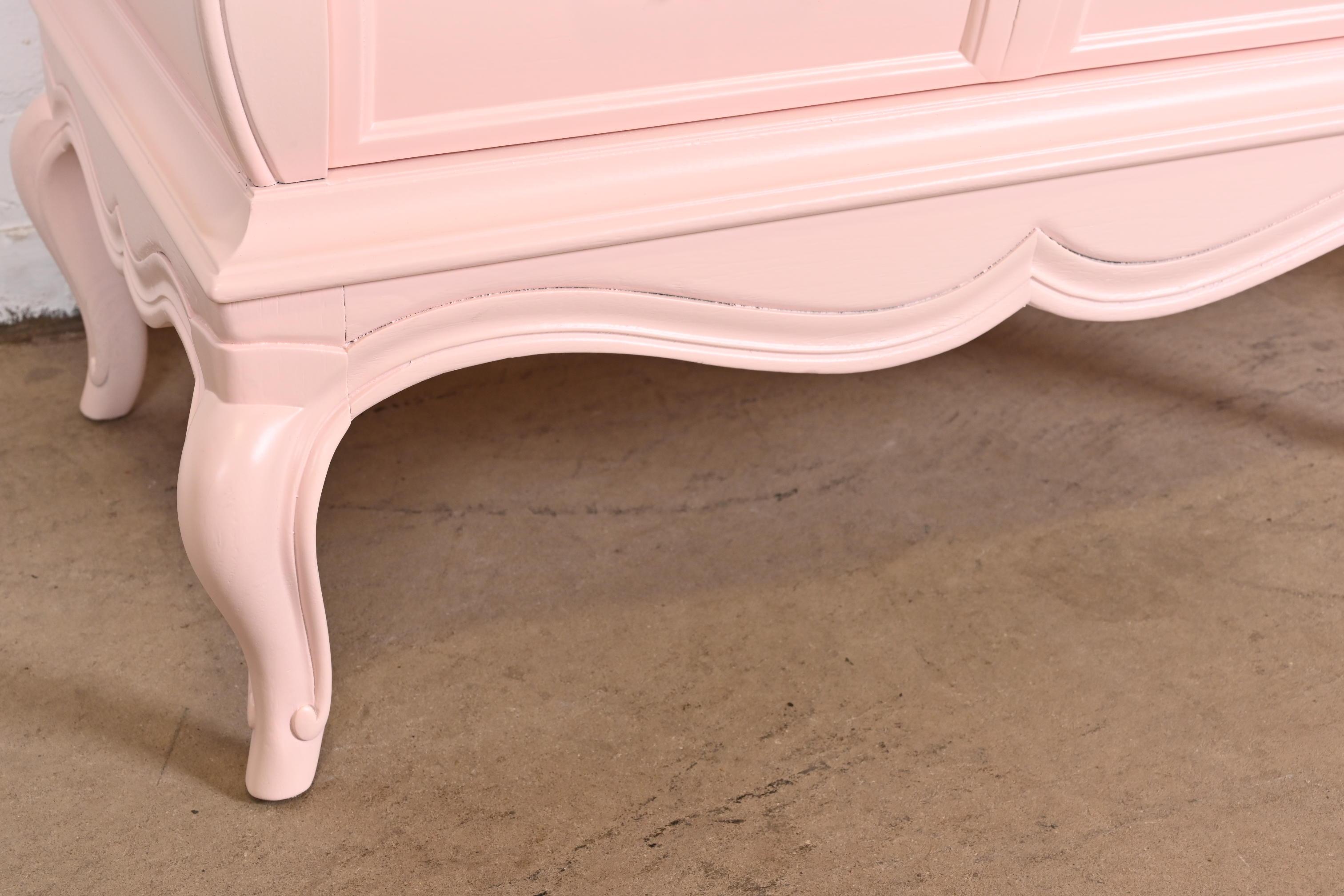 Mastercraft French Provincial Louis XV Pink Lacquered Nightstands, Refinished For Sale 6