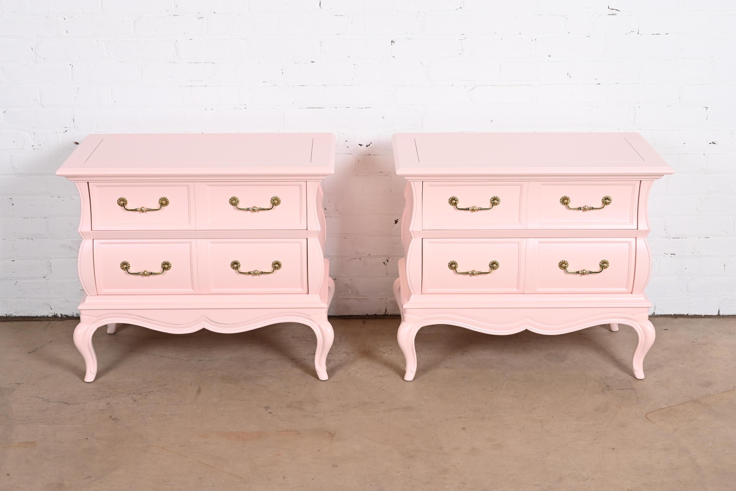 A gorgeous pair of French Provincial Louis XV style bedside chests

By Mastercraft Furniture

USA, 1960s

Light pink lacquered walnut, with original brass hardware.

Measures: 29