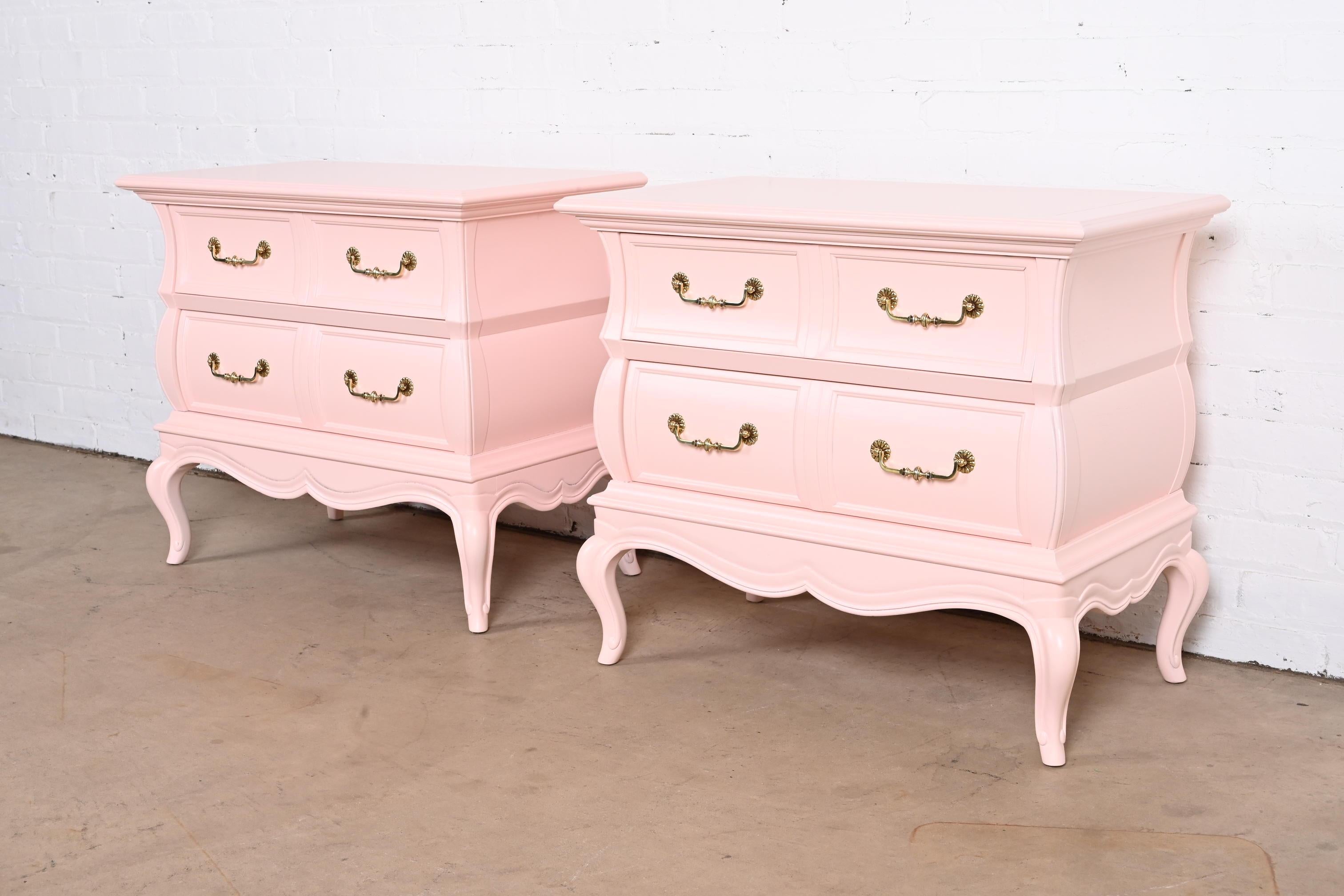 Américain Tables de nuit provinciales françaises Louis XV laquées rose de Mastercraft, revernies en vente