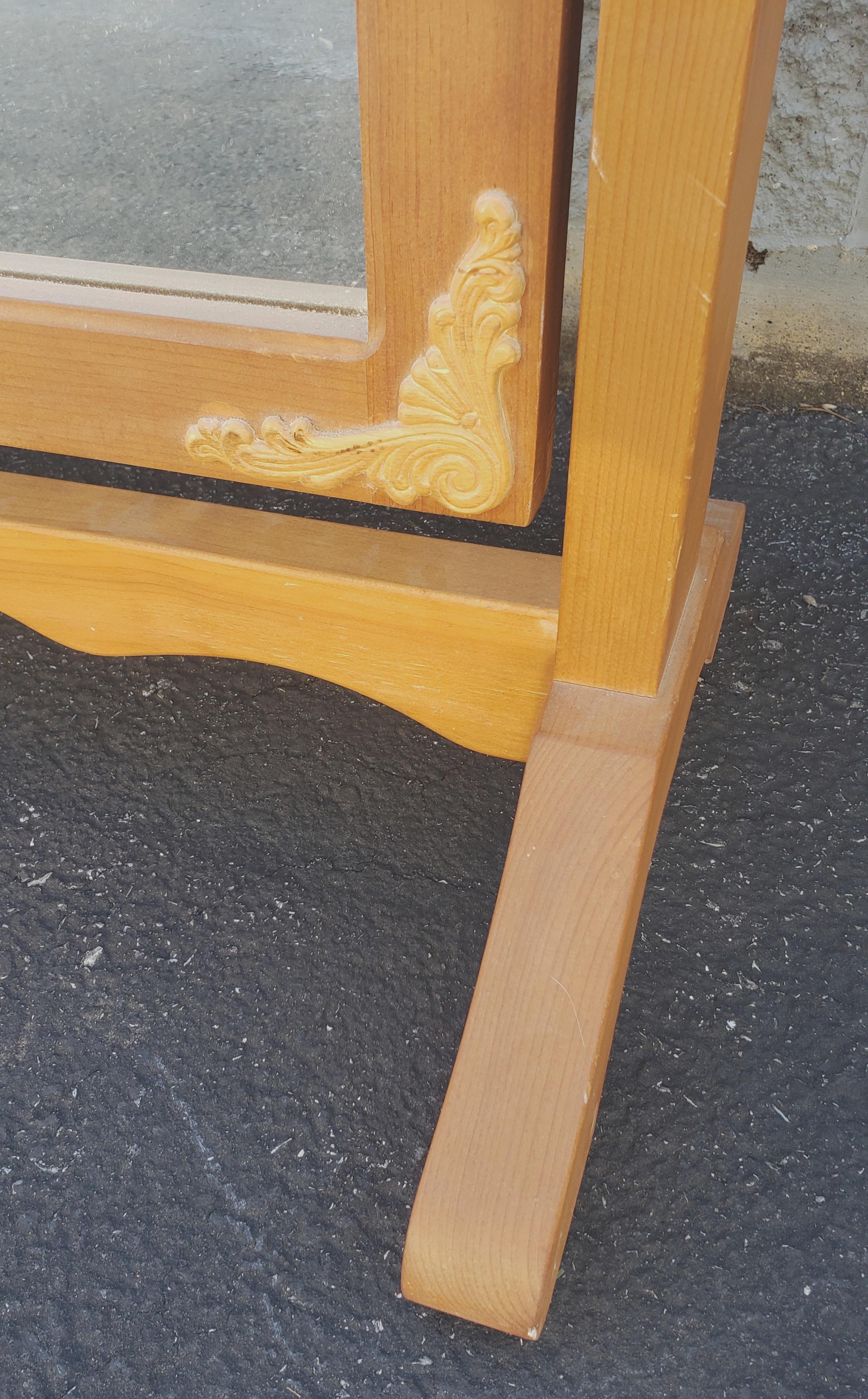 Américain Miroir de chevalière sur pied en bois dur naturel sculpté Mastercraft Furniture en vente