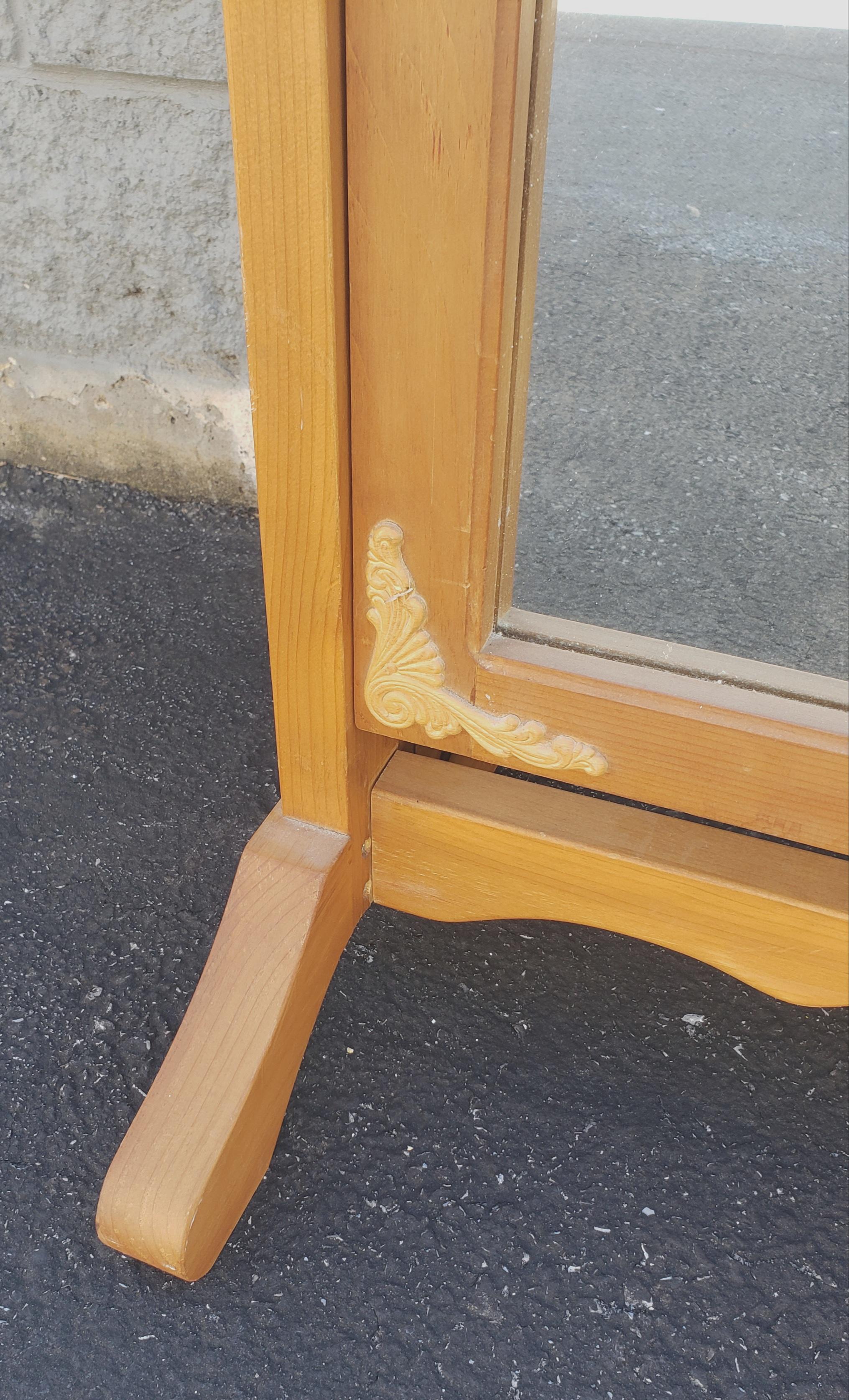 Travail du bois Miroir de chevalière sur pied en bois dur naturel sculpté Mastercraft Furniture en vente