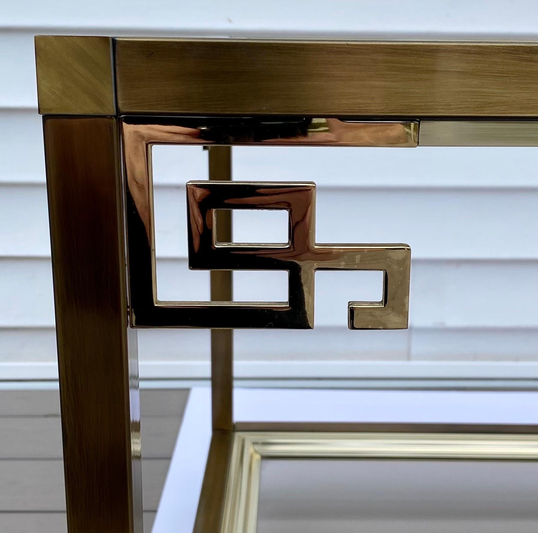 Fin du 20e siècle Table basse ou table d'appoint Mastercraft Greek Key en laiton avec plateau en verre fumé à deux niveaux en vente