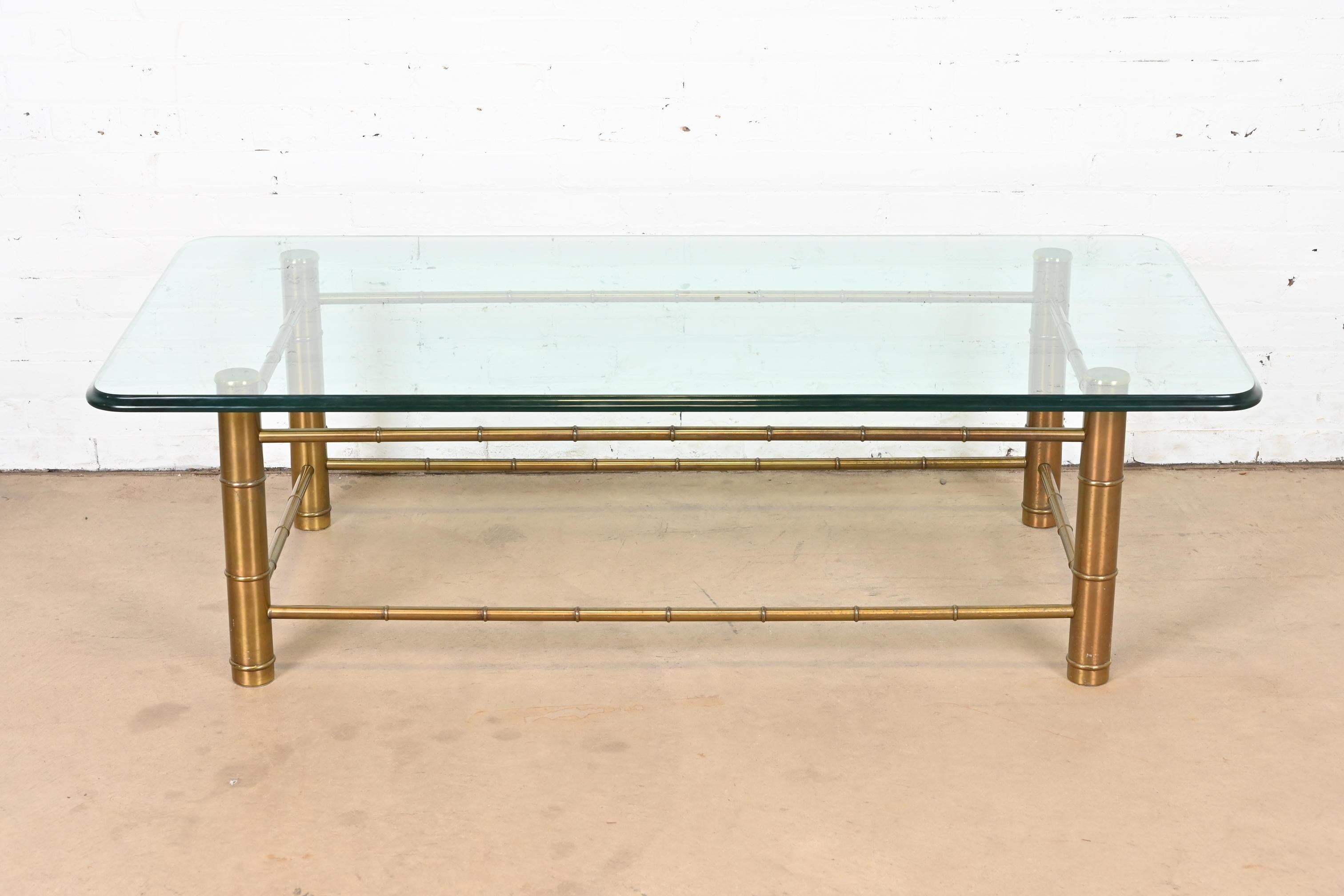 A stylish mid-century modern Hollywood Regency bamboo form coffee or cocktail table

By Mastercraft

USA, Circa 1970s

Bamboo form brass base, with beveled glass top.

Measures: 60