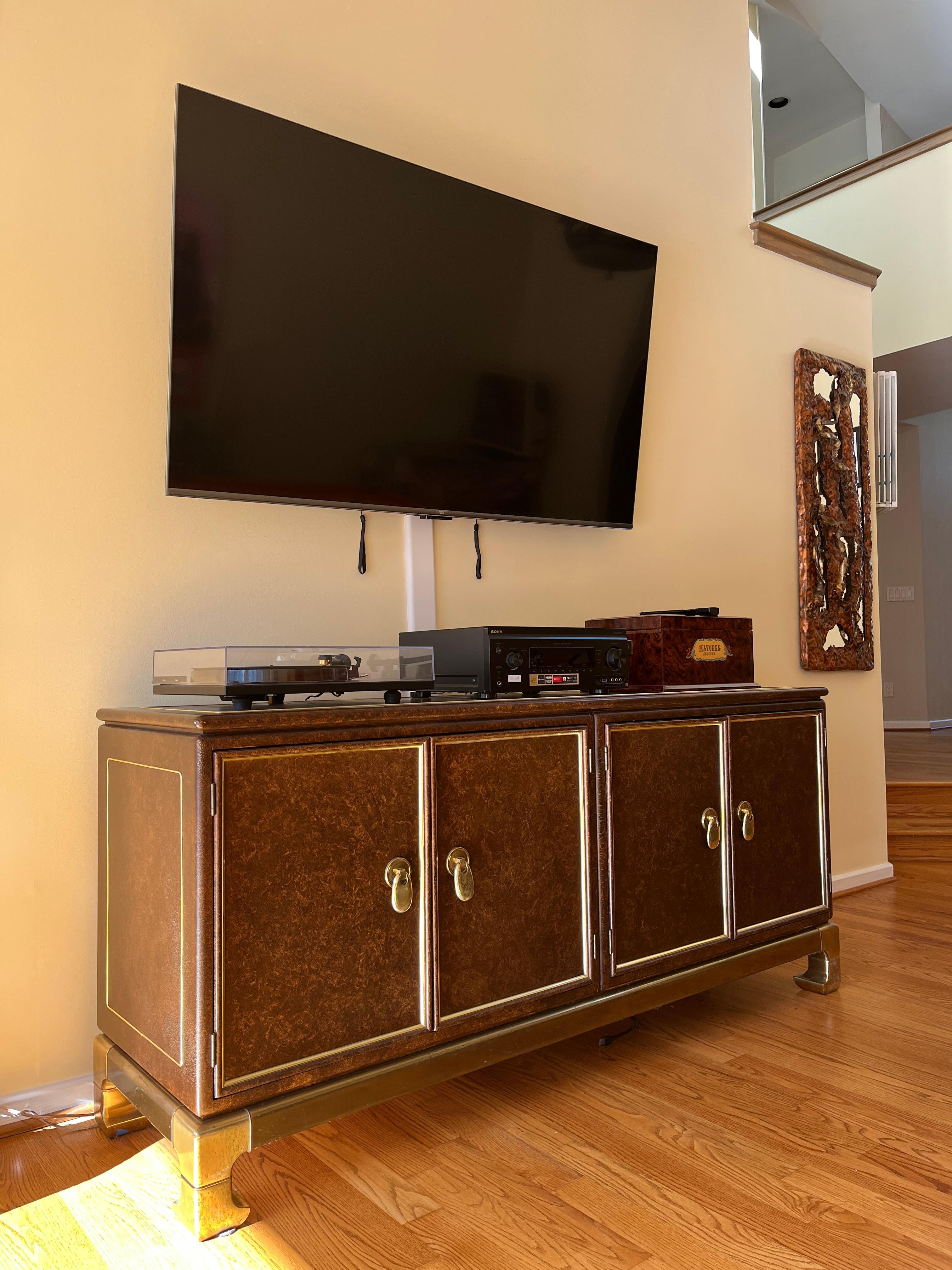 Américain Mastercraft Hollywood Regency Brass Accent Faux cuir Asian Modern Credenza en vente