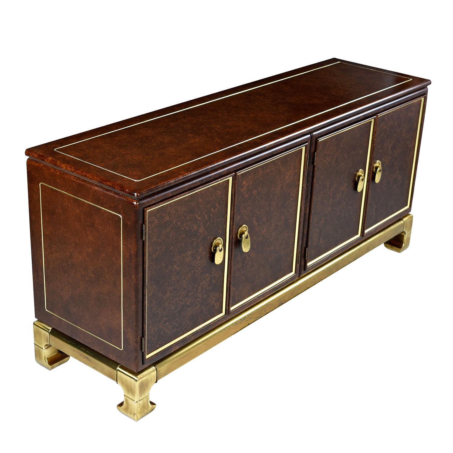 Mastercraft Hollywood Regency Brass Accent Faux cuir Asian Modern Credenza Bon état - En vente à Chattanooga, TN
