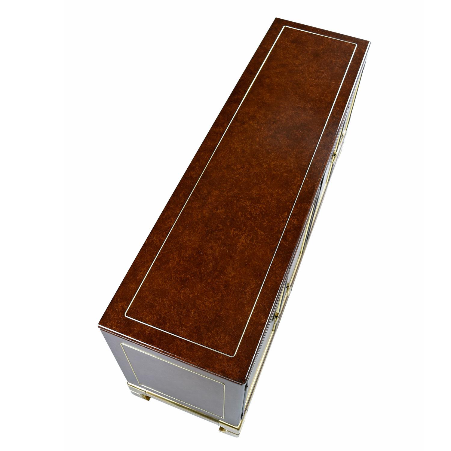 Fin du 20e siècle Mastercraft Hollywood Regency Brass Accent Faux cuir Asian Modern Credenza en vente