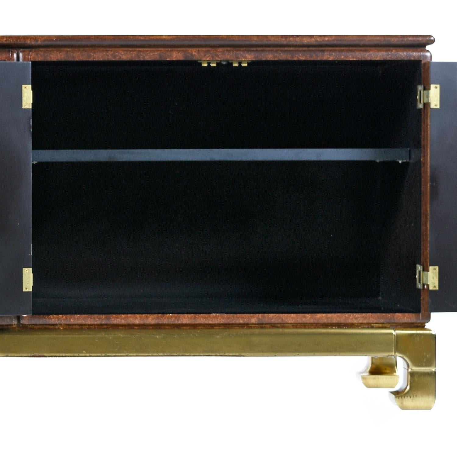 Laiton Mastercraft Hollywood Regency Brass Accent Faux cuir Asian Modern Credenza en vente