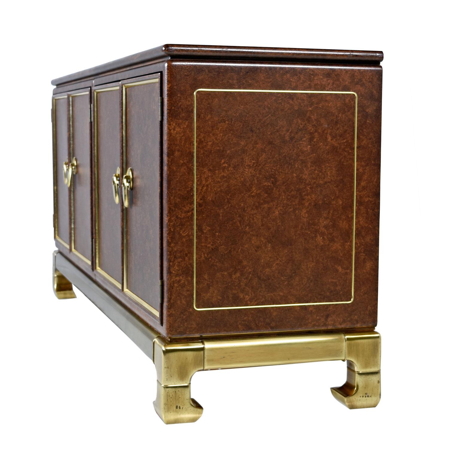Mastercraft Hollywood Regency Brass Accent Faux cuir Asian Modern Credenza en vente 1