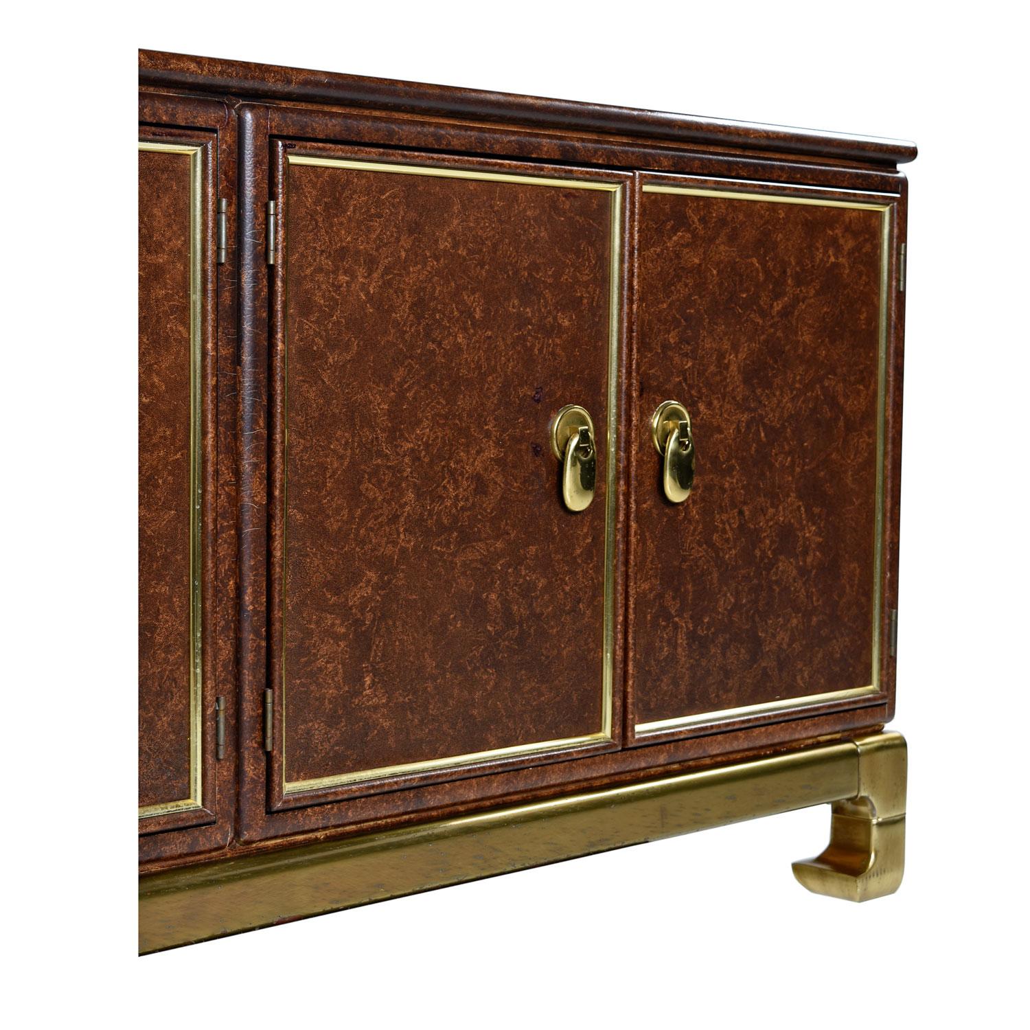 Mastercraft Hollywood Regency Brass Accent Faux cuir Asian Modern Credenza en vente 3