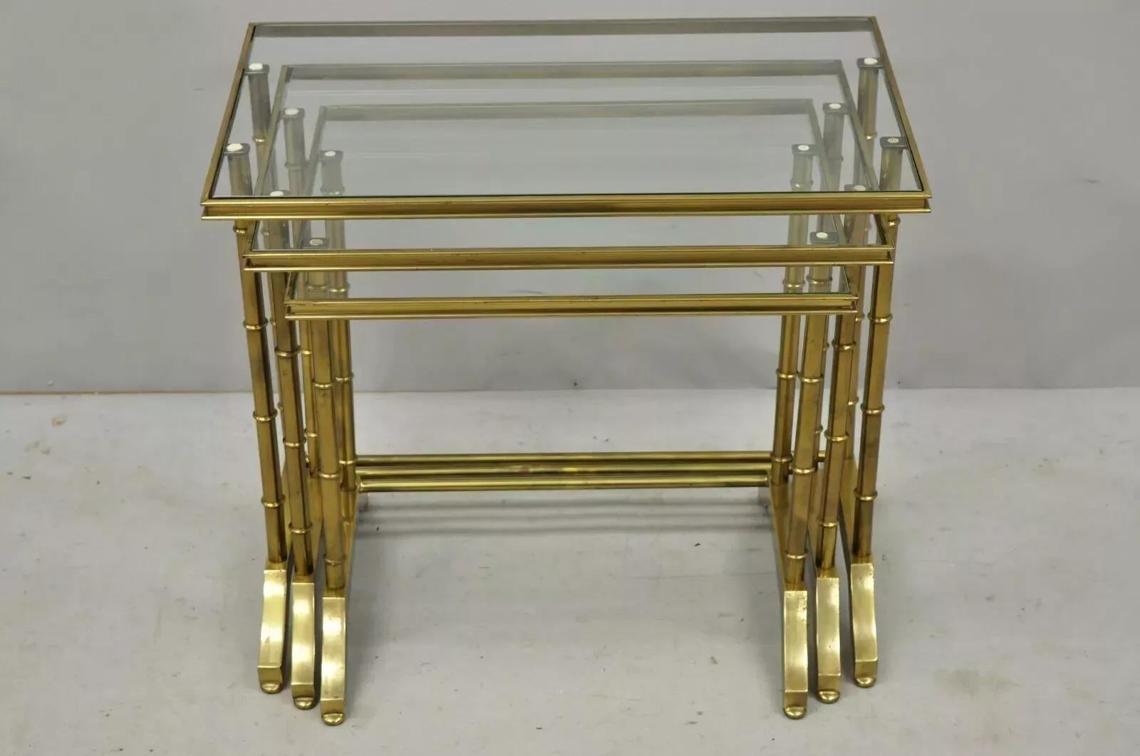 Vintage Mastercraft Hollywood Regency Messing Faux Bambus Glas Top Nesting Beistelltische - Set von 3. Artikel verfügt über faux Bambus-Design, Glasplatten, Nesting Form, Messing-Konstruktion, Qualität Handwerkskunst, großen Stil und Form.