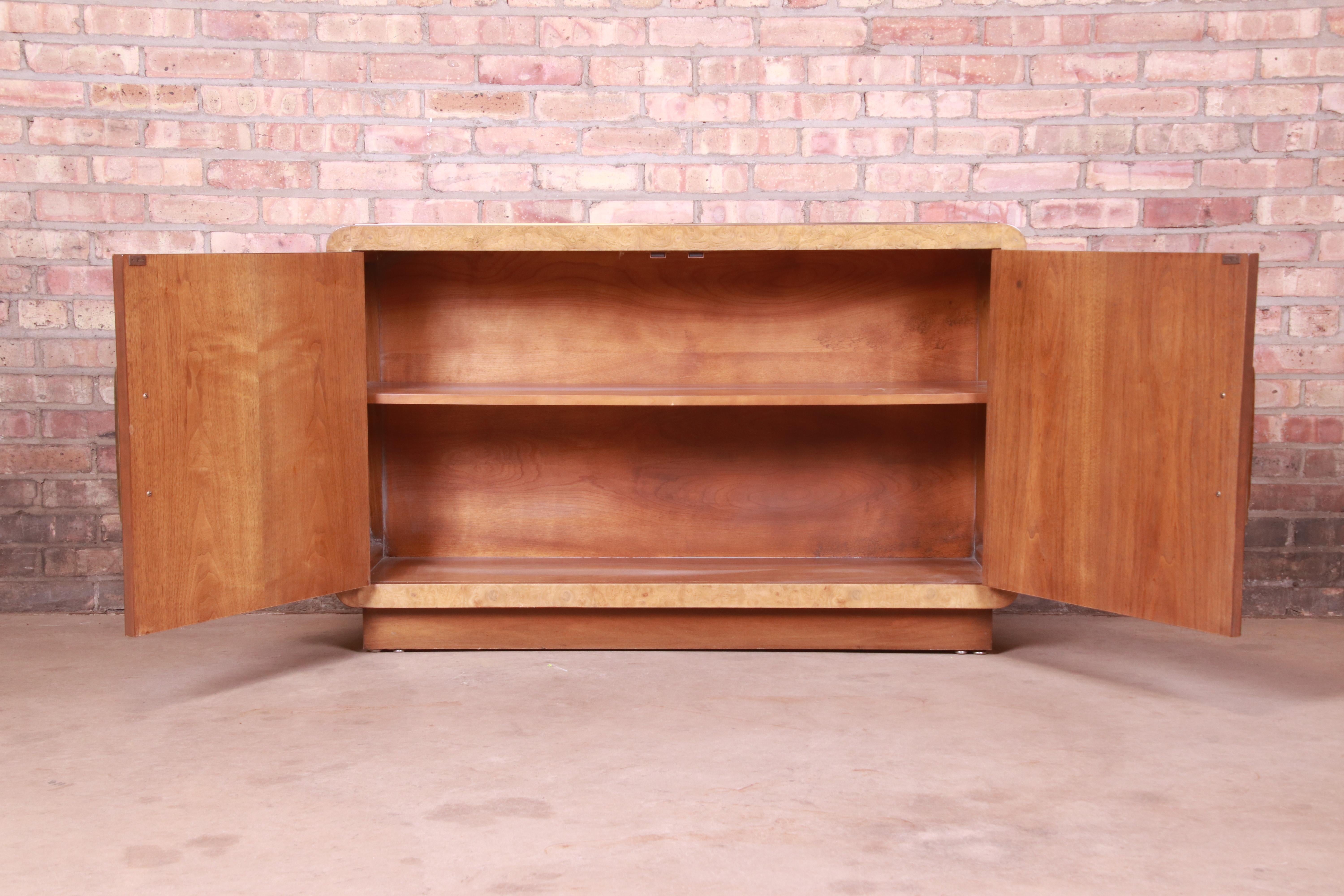 Mastercraft Hollywood Regency Burl Wood and Brass Bar Cabinet, 1970s 2