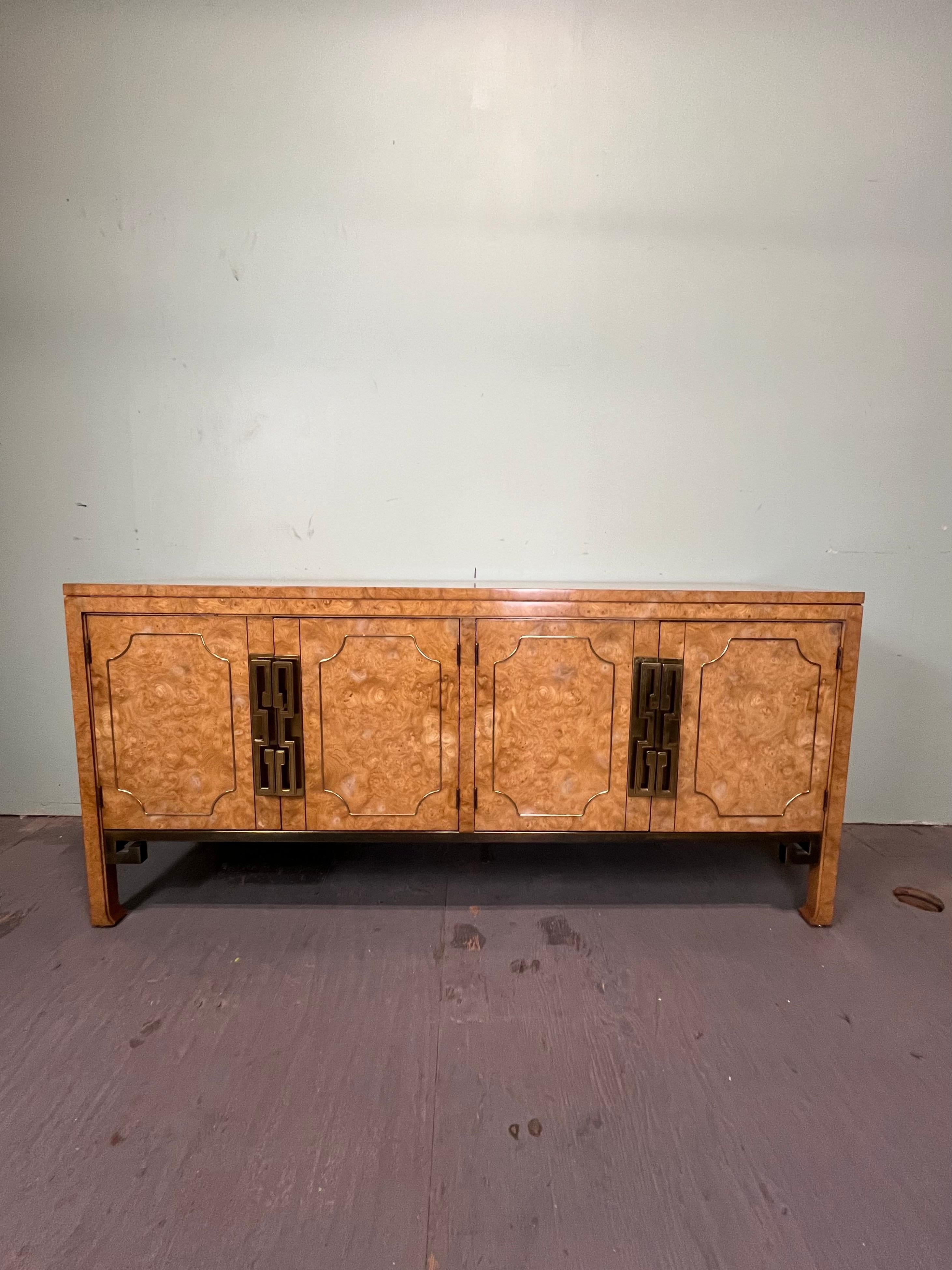 Mid-Century moderno Credenza Mastercraft Hollywood Regency in Wood Wood e ottone, anni '70 in vendita