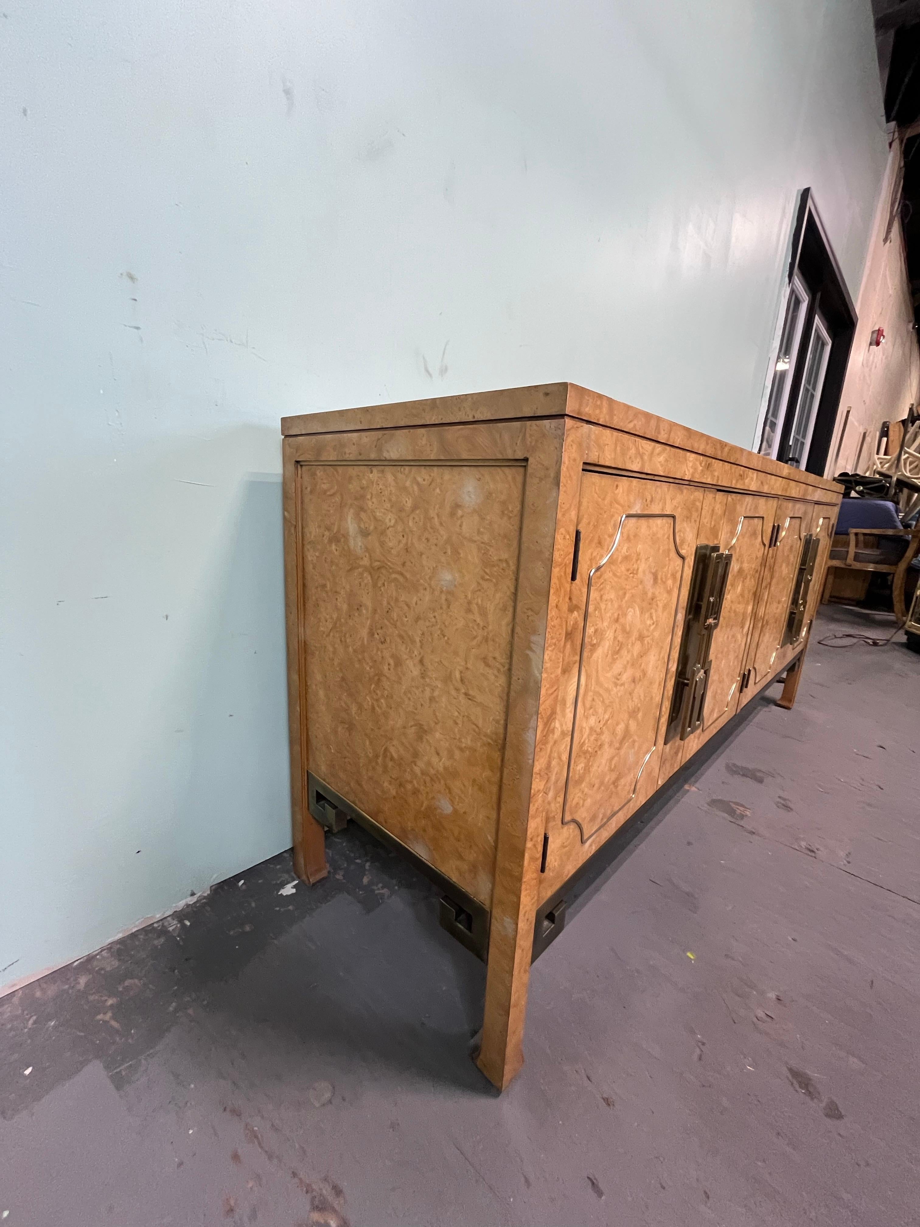 Credenza Mastercraft Hollywood Regency in Wood Wood e ottone, anni '70 In condizioni buone in vendita a W Allenhurst, NJ